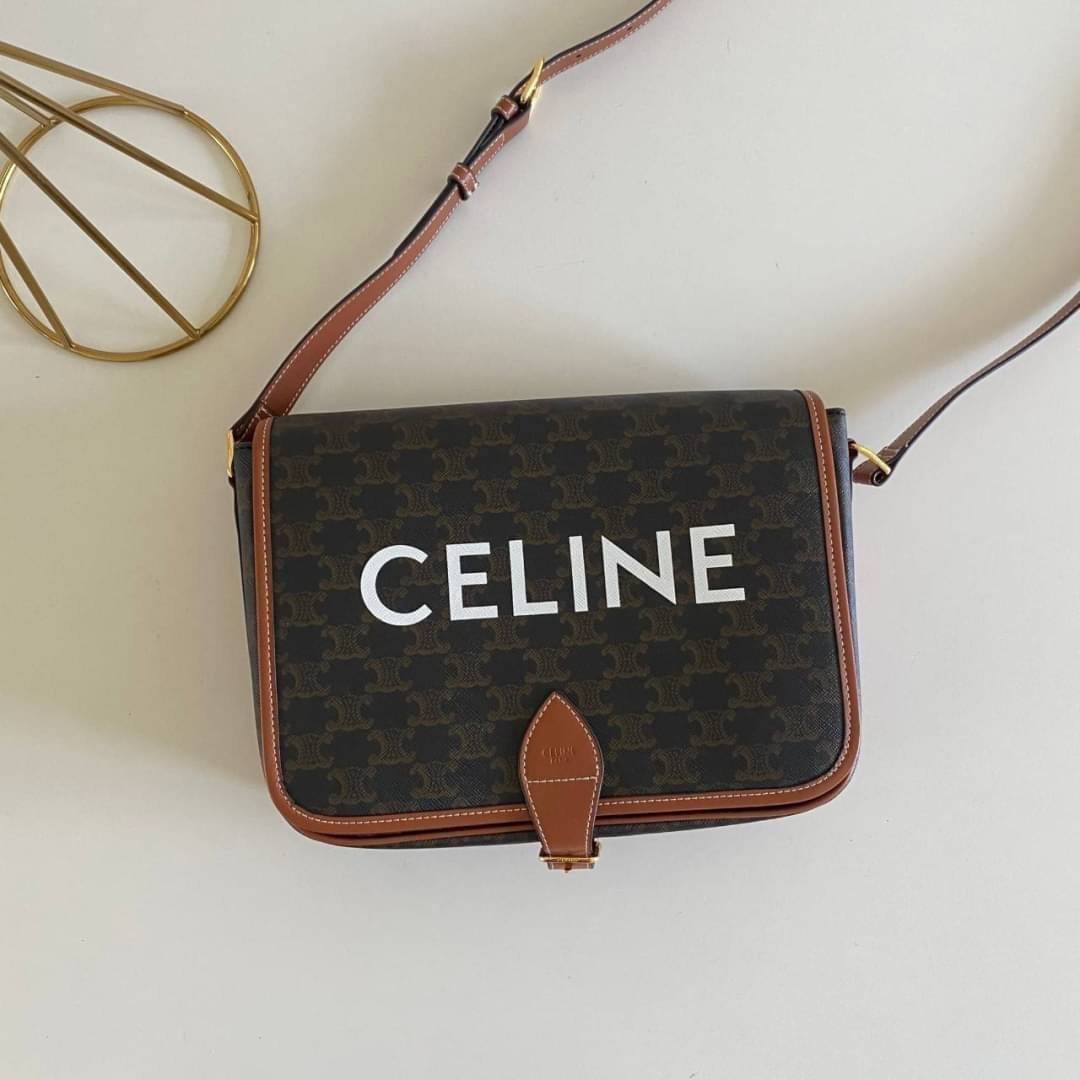 Celine Messenger Folco Bag in Triomphe Canvas กระเป๋าสะพายทรงแมสเซ็นเจอร์ โดดเด่นไม่เหมือนกับลวดลายแคนวาสที่เป็นเอกลักษ์แบรนด์แบบไม่เหมือนใครให้ด้วยความเรียบหรูดูทางการ เพิ่มความภูมิฐานให้กับคุณอย่างลงตัวเลยทีเดียวสำหรับกระเป๋าทรงแนวนอน ซึ่งเป็นกระเป๋าที่