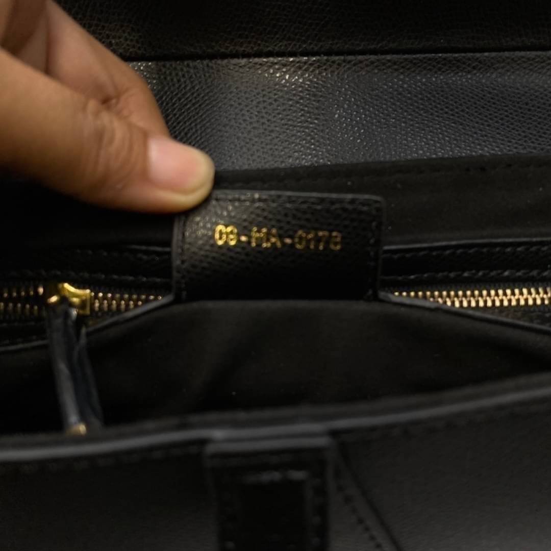 หนังแท้ DIOR SADDLE BAG with strap กระเป๋ารุ่นยอดนิยมตามแบบฉบับแบรนด์ งานออริหนังแท้ทั้งใบ ใช้งานได้ 2 แบบ สะพายยาว CROSSBODY และสายสั้นถือได้เก๋ๆ ลุคนี้คูลสุดๆ เลยค่าา ภาพถ่ายจากสินค้าจริง! สวยมาก พร้อมส่งที่ไทยราคาสุดคุ้ม สาวๆ ห้ามพลาดค่ะ!