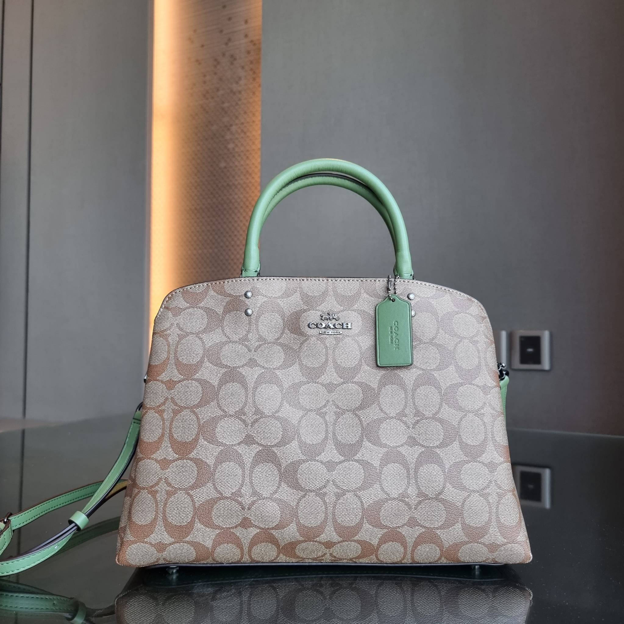 COACH F91495 LILLIE CARRYALL IN SIGNATURE CANVAS สีใหม่ล่าสุด กับรุ่นที่สุดของความขายดี รอบนี้ใบใหญ่จุใจ กระเป๋าสะพายทรงสวย ที่ดีไซน์ออกมาให้ใช้งานง่าย สะดวก สวย หรู ดูดี!! วัสดุหนังแคนวาสเคลือบลาย มาพร้อมสายสะพายข้างและหูจับในตัว ถอดออกถือคล้องแขนเก๋ๆ หร