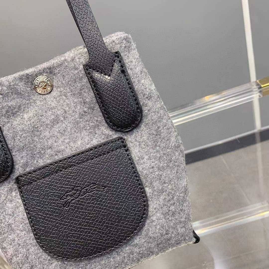 LONGCHAMP ROSEAU ESSENTIAL Shopping bag กระเป๋า Tote วัสดุผ้าขนสัตว์ ซับในผ้าฝ้ายที่จับด้านบนหนังวัว กระเป๋าสะพายใบนี้มีขนาดพอเหมาะ ดีไซน์หรูหรานี้สามารถสะพายไหล่หรือถือในมือก็ได้ นุ่มและน้ำหนักเบา