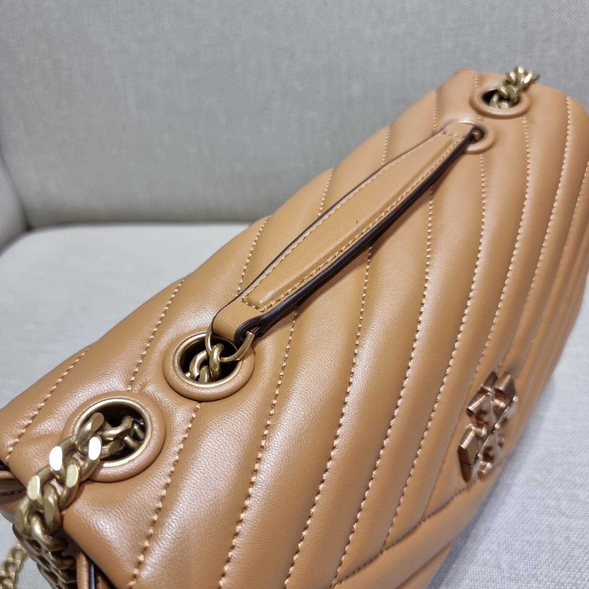 TORY BURCH KIRA CHEVRON CONVERTIBLE SHOULDER BAG กระเป๋าสะพายรุ่นยอดฮิต ไซส์ใหญ่จัดเต็มให้เน้นๆ ใช้ยังไงก็ดูหรู ดีไซน์เฉพาะตัว วัสดุหนังแกะ สัมผัสนิ่ม เปิด-ปิดด้วยกระดุมแม่เหล็ก ภายในเป็นช่องโล่ง แบ่งสัดส่วนไว้ดีมากๆ ใส่กระเป๋าสตางค์ มือถือ เครื่องสำอางค์