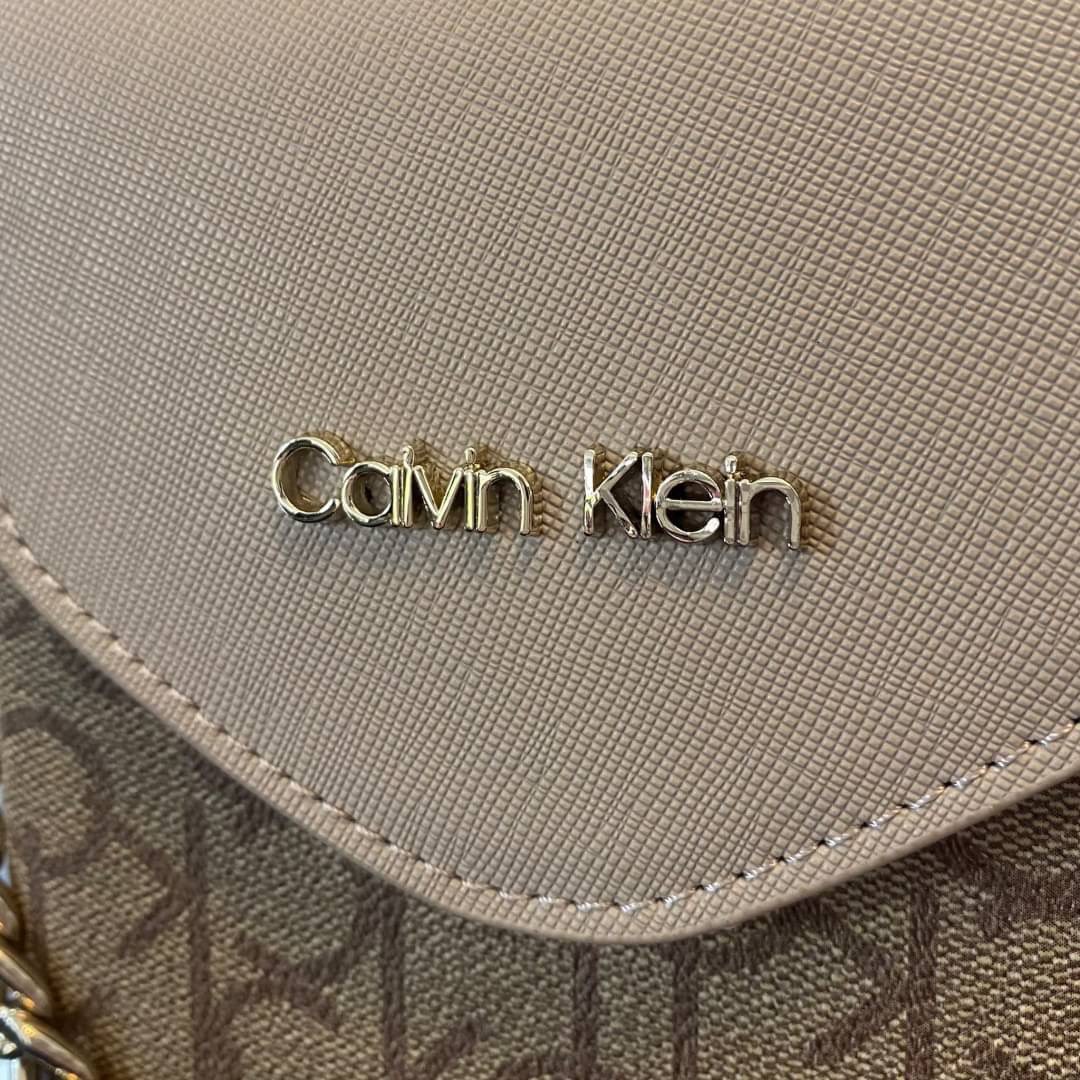 CALVIN KLEIN JEANS crossbody bag กระเป๋าถือหรือสะพาย ลายซิกเนเจอร์แบรนด์ทั้งใบ เปิด-ปิดกระเป๋าด้วยกระดุมแม่เหล็ก ด้านในแบ่งเป็น 2 ช่องหลัก และมีช่องเล็กใส่ของจุกจิก ซับในลายแบรนด์อย่างดี มาพร้อมสายสะพายยาวปรับระดับได้ฟรีไซต์ สามารถใช้ได้หลากหลายโอกาสค่ะ