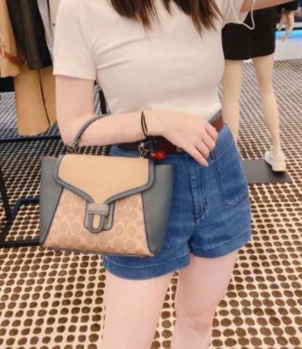 COACH COURIER CARRYALL 23 IN COLORBLOCK SIGNATURE CANVAS พร้อมส่ง 7 แบบ พร้อมส่ง ลุคดูไฮสุดๆค่ะ! กระเป๋าสะพายหนังหรูหราและคลาสสิค หนังแท้ชั้นดีที่สุด น้ำหนักเบา หนังสวยมากก สัมผัสแล้วหลงรักแน่นอนจ้าา😘