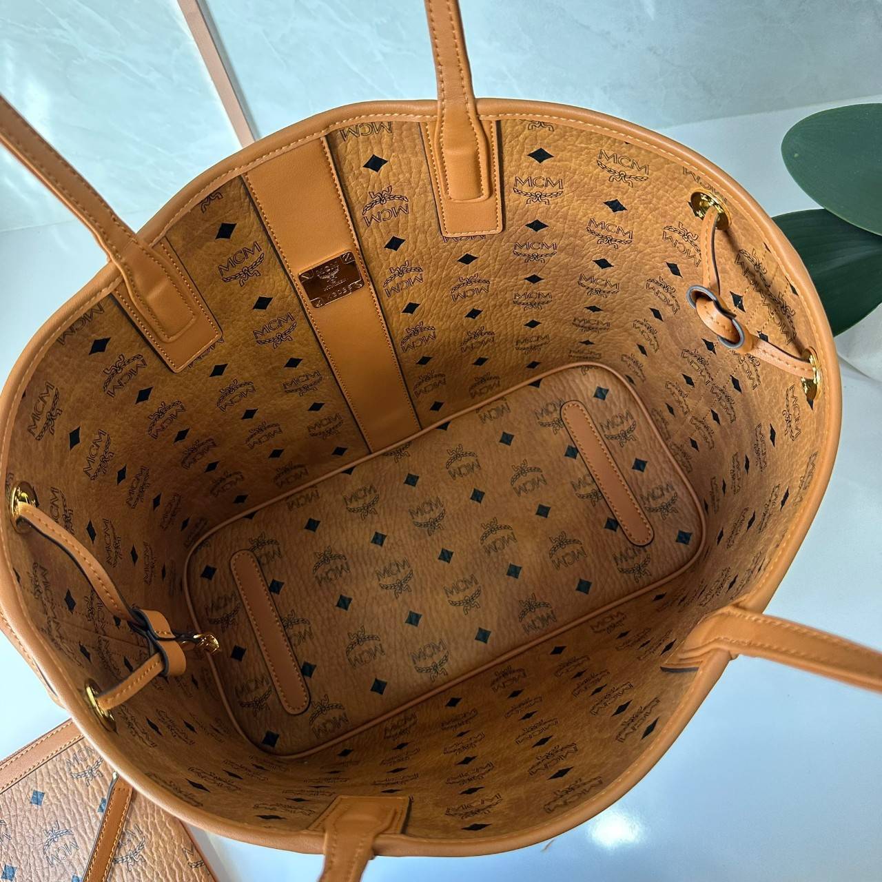 M.C.M MEDIUM REVERSIBLE LIZ SHOPPER IN VISETOS / M.C.M Tote Bag กระเป๋าทรงโท้ทใบใหญ่ เกรดท็อปออริ สลับแท้ 1:1 เกรดดีสุด ใช้ต่างประเทศได้