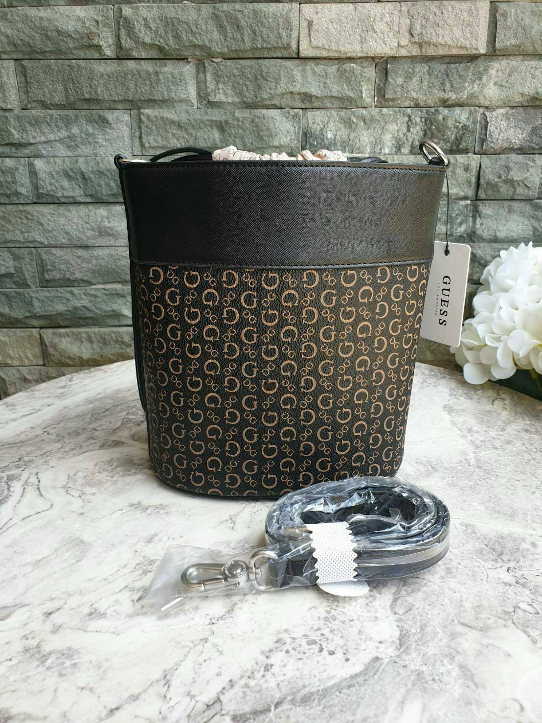 3สี Guess Bucket Bag กระเป๋ารุ่นใหม่ล่าสุด อวดไอเทมแสนเก๋กับกระเป๋าทรงถังสุดน่ารัก พิมพ์ลายรอบใบ วัสดุ Saffiano PU คุณภาพดี นิ่ม น้ำหนักเบา ด้านหน้าประดับด้วยโลโก้แบรนด์สวยโดดเด่น เปิดปิดด้วยเชือกหนังใช้หูรูดปลายเชือกประดับอะไหล่เงินสะดวกใช้ ด้านในโล่งกว้