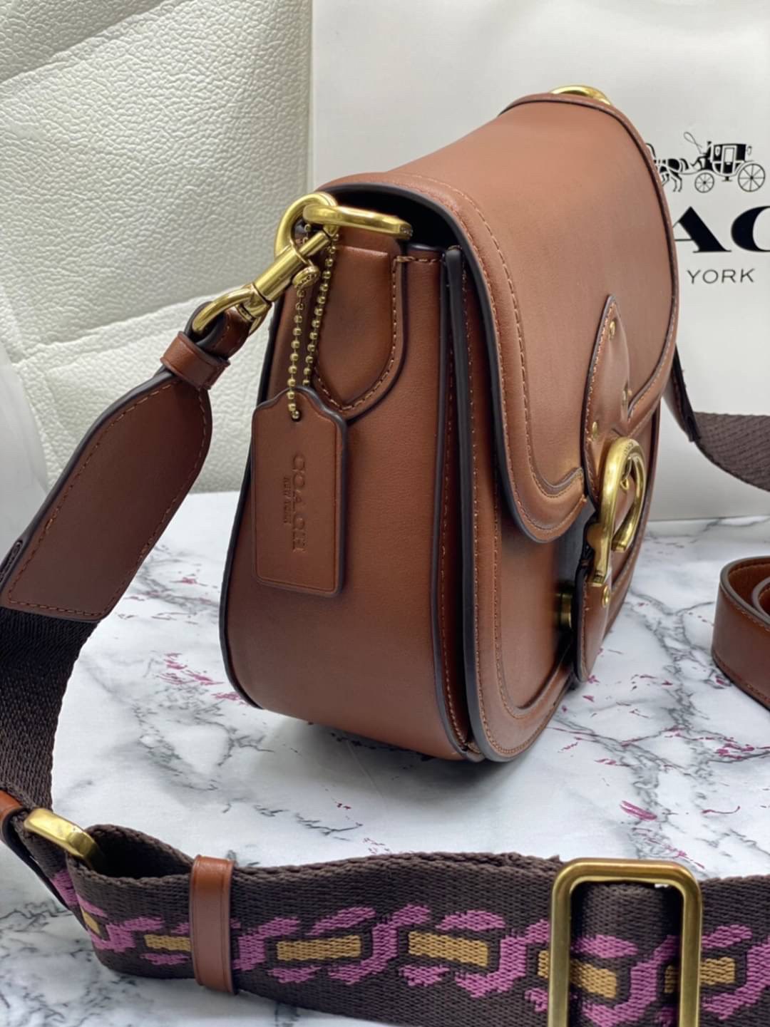 Coach Printed Coated Canvas And Glovetaanned เข้าเพิ่ม 4 แบบ มี 2สาย สายหนังและสายสปอร์ต สุดคุ้มเลยค่าา พร้อมส่งที่ไทยอีกครั้ง ฮอตฮิตไม่เลิกค่ะ ถามหากันเยอะมาก! กระเป๋าสะพายครอสบอดี้ร์ วัสดุหนังแท้ชั้นดีที่สุด! หนังสวย บวกกับอะไหล่แบรนด์ที่ดูเด่นคลาสสิคตร