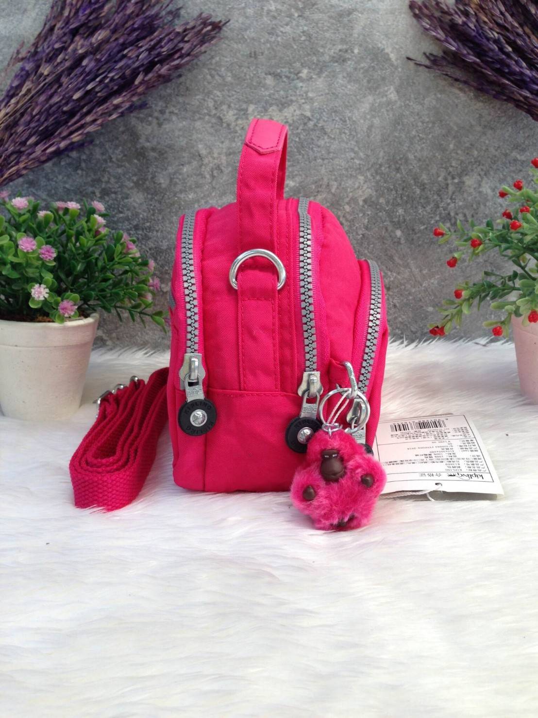 Kipling Mini Shoulder Bag K13869 Outlet Hongkong กระเป๋าสะพายไหล่ใบเล็กน่ารัก วัสดุผ้าไนล่อนกันน้ำอย่างดีตามแบบฉบับแบรนด์ แบ่งเป็นช่องซิป 3 ช่อง มีหูจับ ด้านในบุผ้าแบรนด์ มาพร้อมพวงกุญแจน้องลิง ใบนี้จุของได้เยอะน้ำหนักเบาค่ะ เหมาะมากกับการสะพายไปเที่ยวชิว