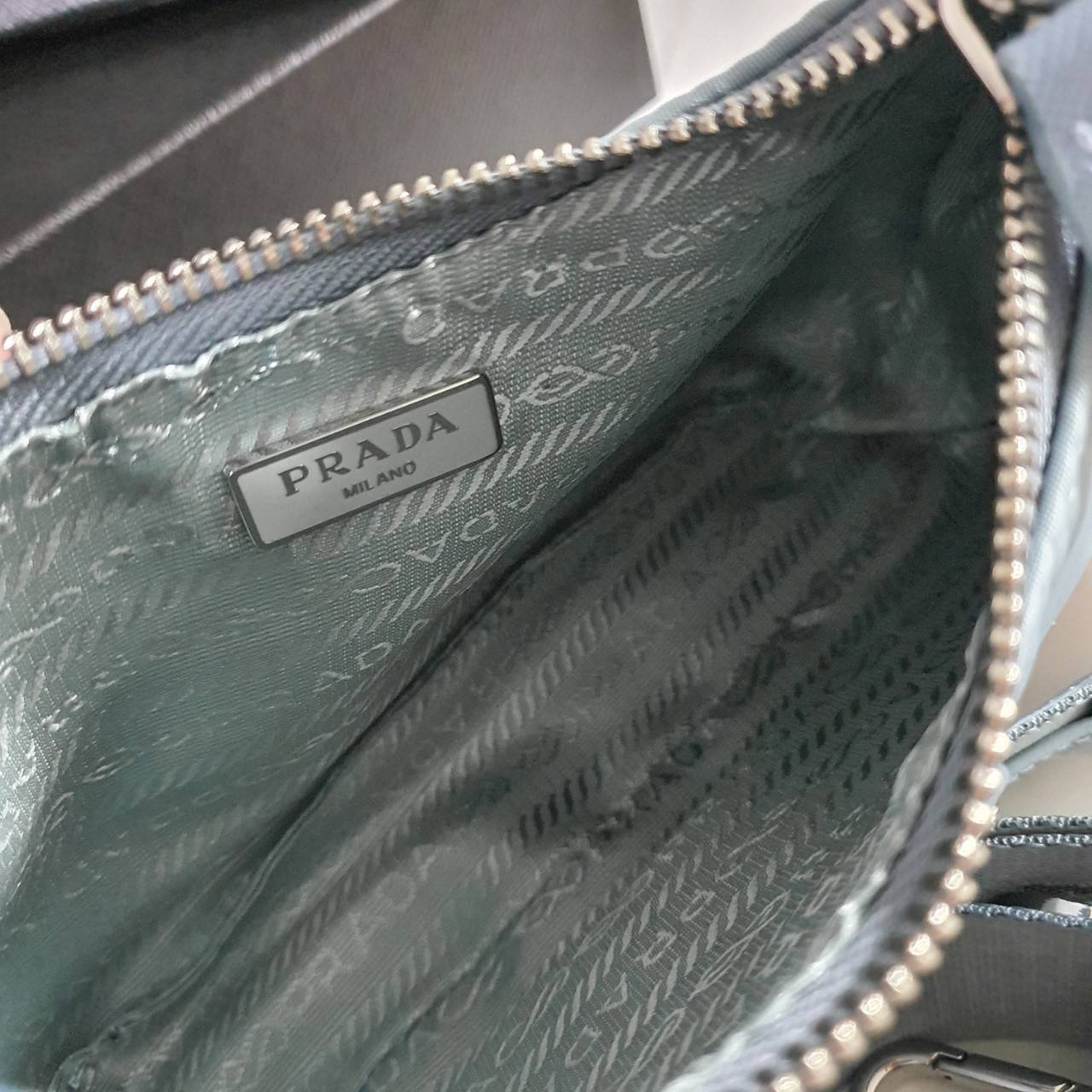 Prada Re-Edition 2005 Re-Nylon bag ใบเดียวคุ้มมากค่ะ อุปกรณ์ ครบชุด **ซื้อ1ได้ถึง3ไอเท็ม ทั้งสายยาว และกระเป๋าใส่เหรียญ และป้ายแท็คหนัง อย่างดี **อะไหล่ปั้มแบรนด์แท้ทุกจุด วัสดุทำจากผ้า Nylon อย่างดี กันน้ำได้ อยู่ทรงสวย สามารถใส่กระเป๋าตังค์ใบกลางได้ ถอด