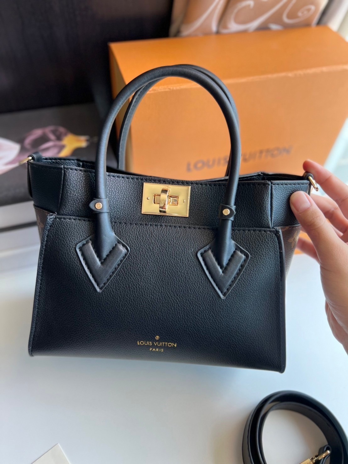 หนังแท้ LV On My Side PM กระเป๋าโท้ทขนาดกะทัดรัดที่ผลิตจากหนังลูกวัวเนื้อนุ่ม เกรดออริจินอล ภาพสินค้าถ่ายจากงานขายจริง ใช้งานต่างประเทศได้