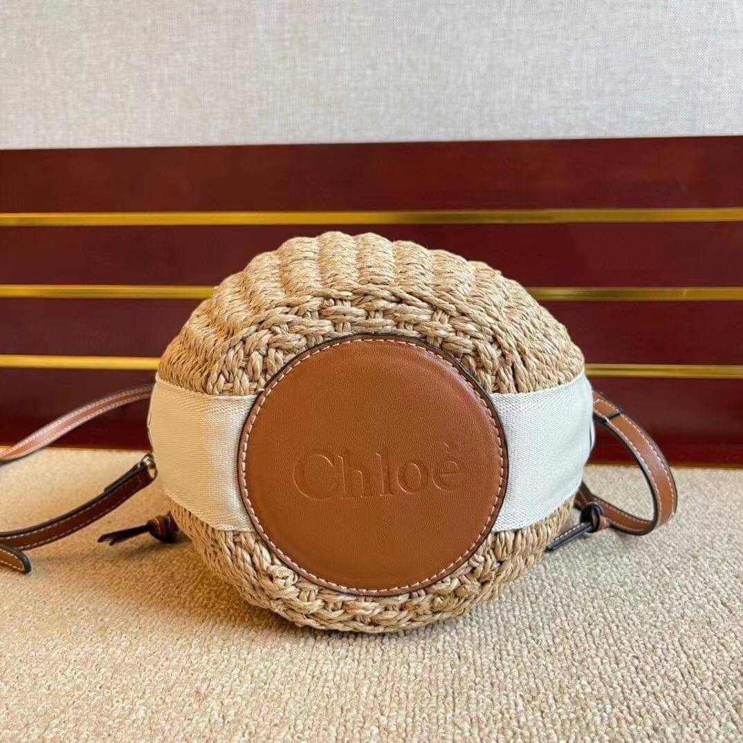 Chole’ small woody basket กระเป๋าทรงตะกร้าเก๋ๆ ชิคๆ สามารถสะพายข้างเป็นcrossbody และ ถือเก๋ๆก็ได้ ภายในโล่ง น่ารักไม่เหมือนใคร ใครยังไม่มีต้องจัดสักใบแล้วนะคะ