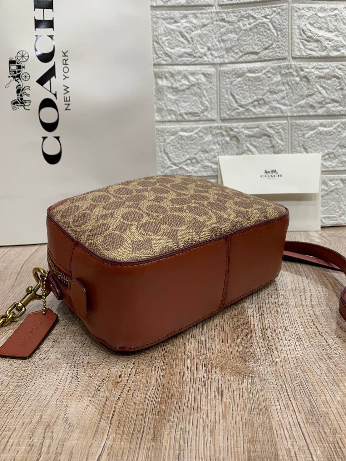 สินค้าขายดี พร้อมสีใหม่ 3สี ในไทยยังไม่มีค่ะ !! COACH SIGNATURE CROSSBODY BOX BAG ((F31208)) กระเป๋าสะพายวัสดุหนังแท้ จาก coach factory outlet หนังนิ่ม ทรงสวย ตัวกระเป๋าลายแบรนด์ ตัดขอบหนังเรียบได้สวยงามค่ะ ด้านหน้า-หลัง มีช่องสำหรับใส่ของ เปิดปิดกระเป๋าแ