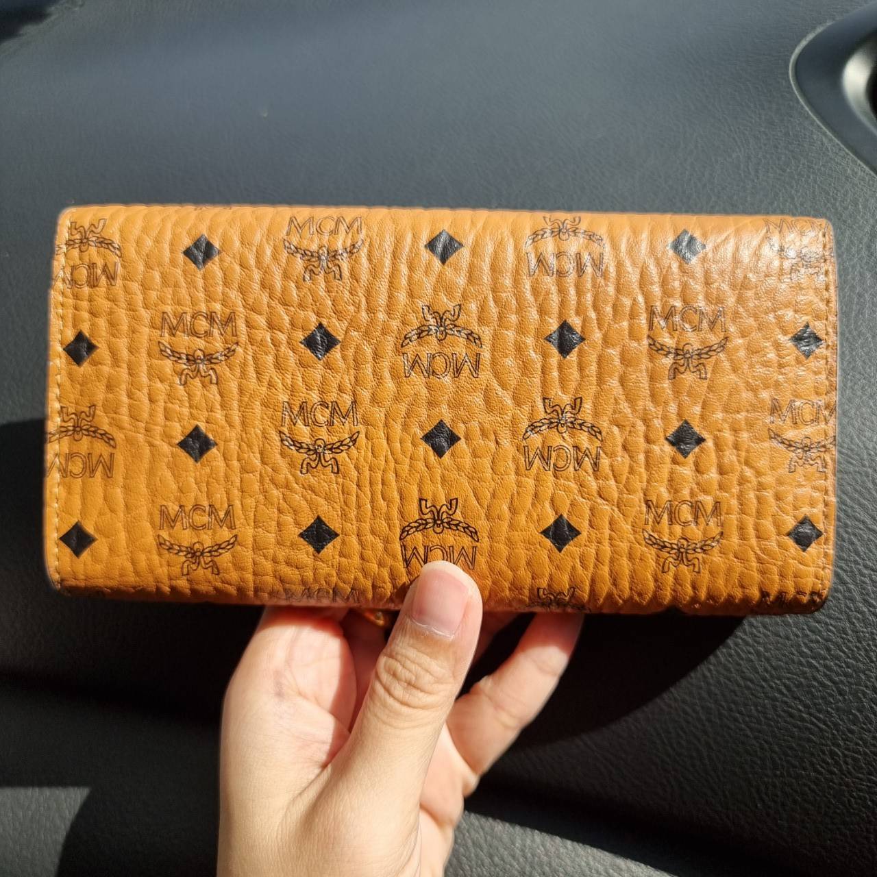 M.C.M TRIFOLD LONG WALLET IN VISETOS กระเป๋าสตางค์ใบยาว คอลเลคชั่นยอดนิยม รุ่นฝาพับ unisex ใช้ได้ทั้งหนุ่มๆและสาวๆน้า ใช้งานง่าย พกพาง่าย วัสดุหนังแคนวาสคุณภาพดี เปิด-ปิดด้วยกระดุม ภายในเป็นหนังแท้ นิ่ม สวย ใส่บัตรได้เยอะ ใส่ธนบัตรได้ทุกช