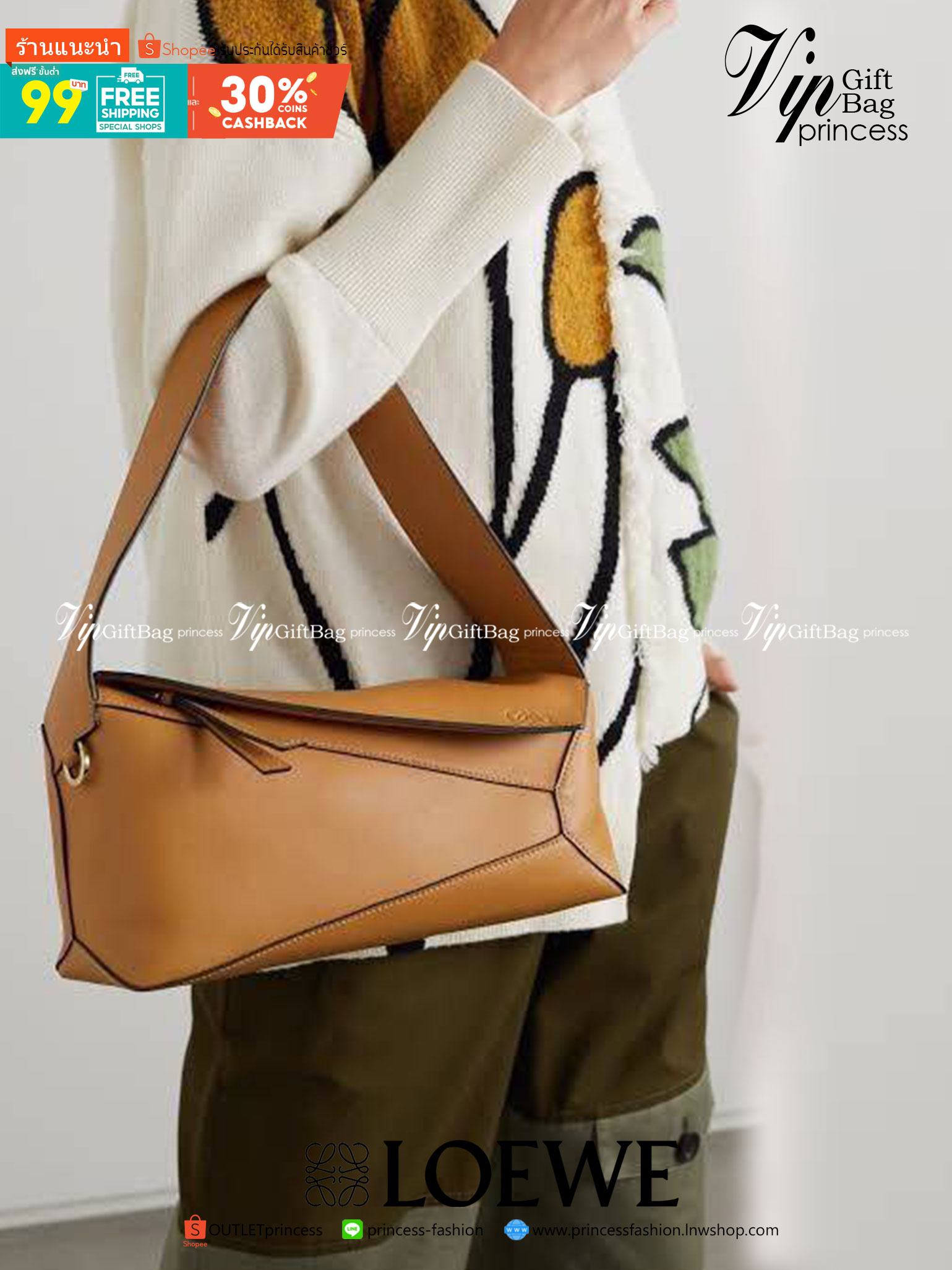 Loewe Puzzle Hobo bag กระเป๋ารุ่น Puzzle มีความพิเศษในหลายด้าน ไม่ว่าจะเป็นรูปทรงที่แปลกใหม่ มินิมอลด้วยโลโก้อนาแกรมแบบประทับ ดูหรู เป็นกระเป๋า Unisex ที่ไม่ว่าคุณจะเป็นผู้หญิงหรือผู้ชายก็ใช้งานได้ ลายกระเป๋าได้มาจากการนำหนังมาเย็บต่อกันทั้งหมด ถึงแม้ว่าข