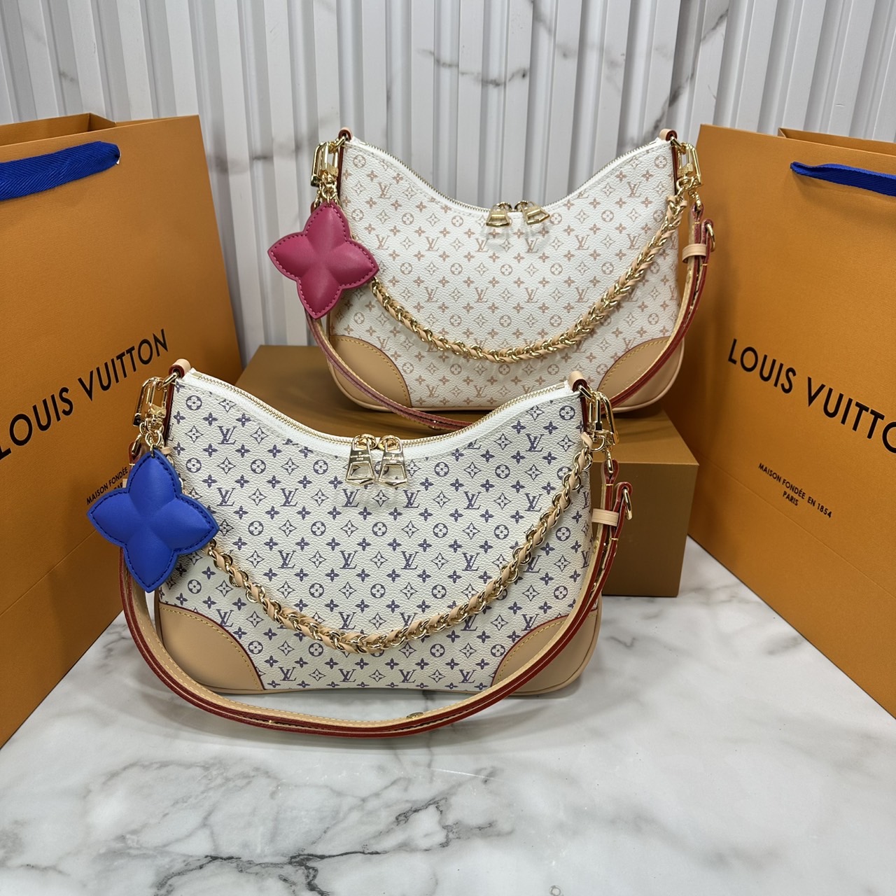 ORI หนังแท้ | LV Boulogne PM bag กระเป๋าสะพายทรงโฮโบ ดีไซน์อเนกประสงค์จาก Monogram แคนวาสคลาสสิก มีสายสะพายแบบถอดออกได้ เลือกสะพายเฉียง สะพายไหล่แบบสายยาว หรือสะพายไหล่แบบสายสั้นได้ตามต้องการ เมื่อถอดสายออก