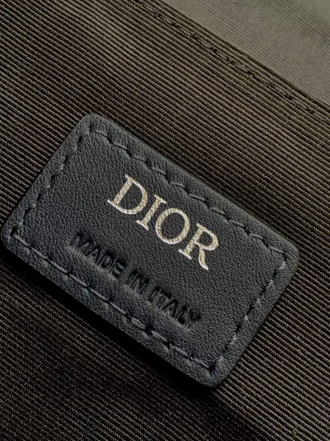 MINI DIOR HIT THE ROAD BAG / Dior Mini Messenger Bag / CD Diamond Messenger Bag ท็อปออริสลับแท้ เกรดดีสุด พร้อมส่ง กระเป๋าสะพาย รุ่นใหม่ล่าสุดคอล Summer 2023 ที่หนุ่มๆไม่ควรพลาด สวยหรูหราเป็นเอกลักษณ์แบรนด์