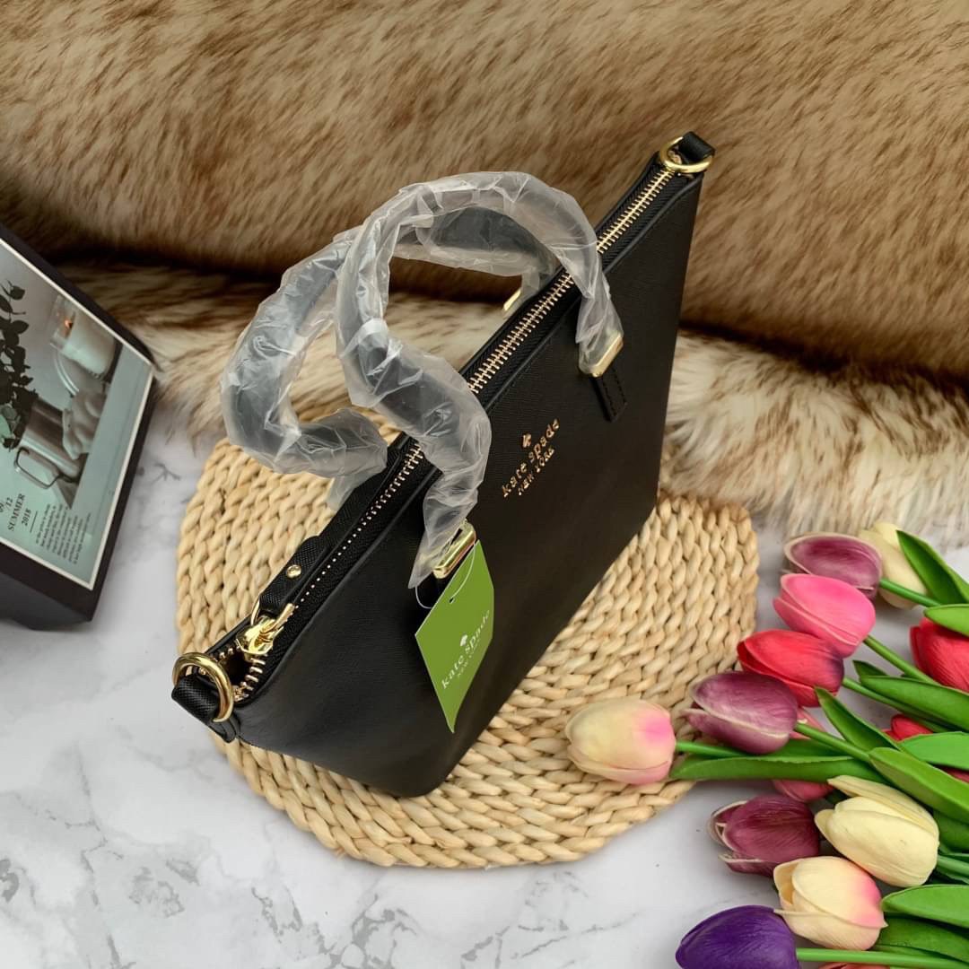 ของแท้ 💯% Kate Spade New York Cross Body Bag กระเป๋าถือหรือสะพาย หนัง Saffiano ภายในมีช่องซิปและช่องเล็ก มีหมุดรองฐานกันรอย 4 มุม อะไหล่ทองทั้งใบ ขนาดกำลังดี ใส่กระเป๋าสตางค์ยาวได้ค่ะ