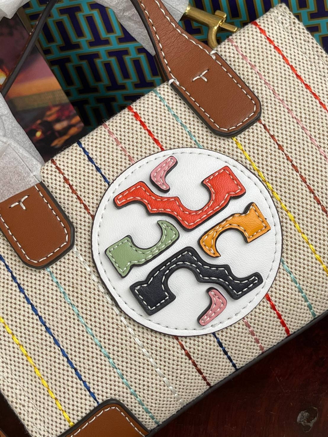 Tory burch ella multi stitch canvas micro tote กระเป๋าใบนี้บอกเลยว่าสไตล์เก๋และแปลกตาเลยทีเดียว กระเป๋าทรงสี่เหลี่ยมขนาดมินิ มีสายเล็กๆ สำหรับสะพายข้าง ลวดลายและสีสันบนกระเป๋ามีเอกลักษณ์ความเป็นวินเทจแบบทอรี่โดยเฉพาะ เป็นอีกหนึ่งแอ็กเซสเซอรี่ที่ทางแบรนด์ร