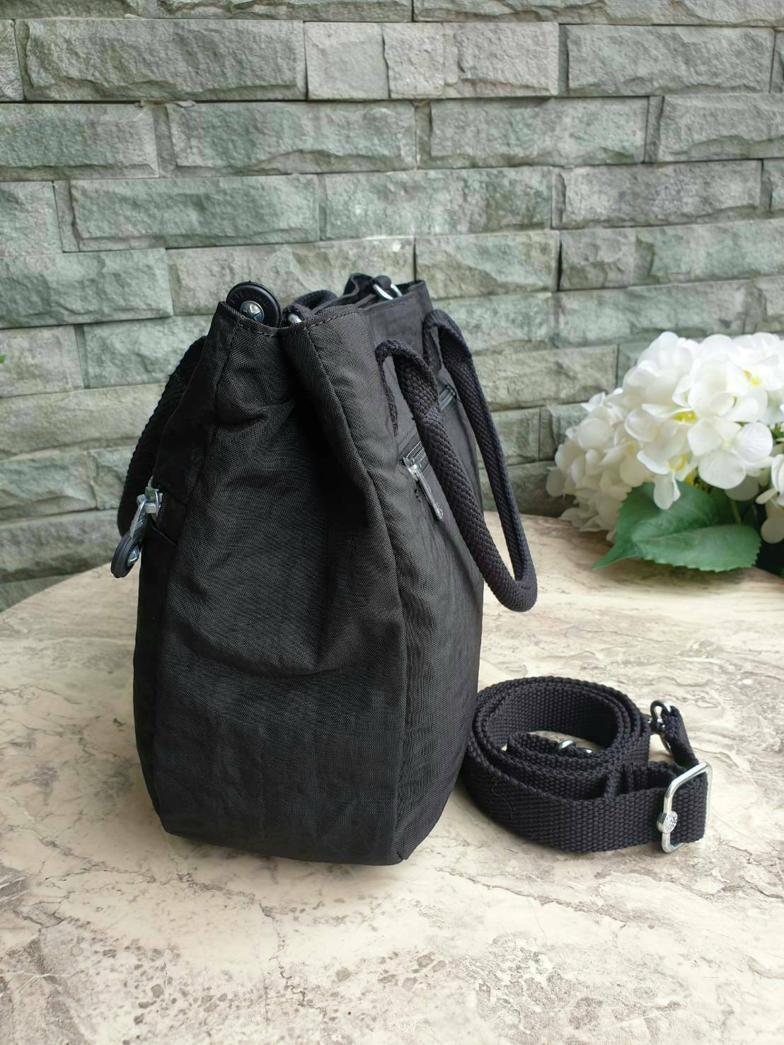 Kipling tote bag 2-way bag diagonally over handbags SEVRINE K15311 กระเป๋าถือ KIPLING รุ่น Sevrine แอคเซสเซอรี่ที่เหมาะแก่การพกพาในชีวิตประจำวัน จัดเก็บของให้เข้าที่ด้วยการแบ่งช่องกระเป๋าเป็น 2 ช่อง ดีไซน์โมเดิร์น กะทัดรัด คล่องตัวทุกการเคลื่อนไหว กระเป๋า