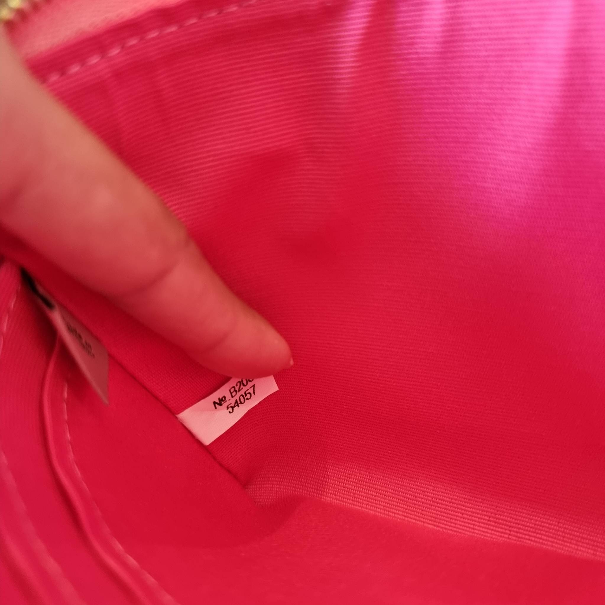 COACH F54057 DOUBLE ZIP WALLET IN SIGNATURE กระเป๋าคล้องมือ size L ใบนี้ใส่มือถือได้ทุกรุ่น ขนาดกำลังดี พกพาสะดวกมากๆ วัสดุหนังสังเคราะห์ ภายในเป็นผ้าสีสวยคม ใส่ธนบัตร ใส่บัตรได้เยอะ ใส่มือถือได้สบายๆทุกรุ่น ตอบโจทย์สาวๆที่ไม่ชอบพกเยอะวุ่นวายจ้า ใบนี้เอาอ