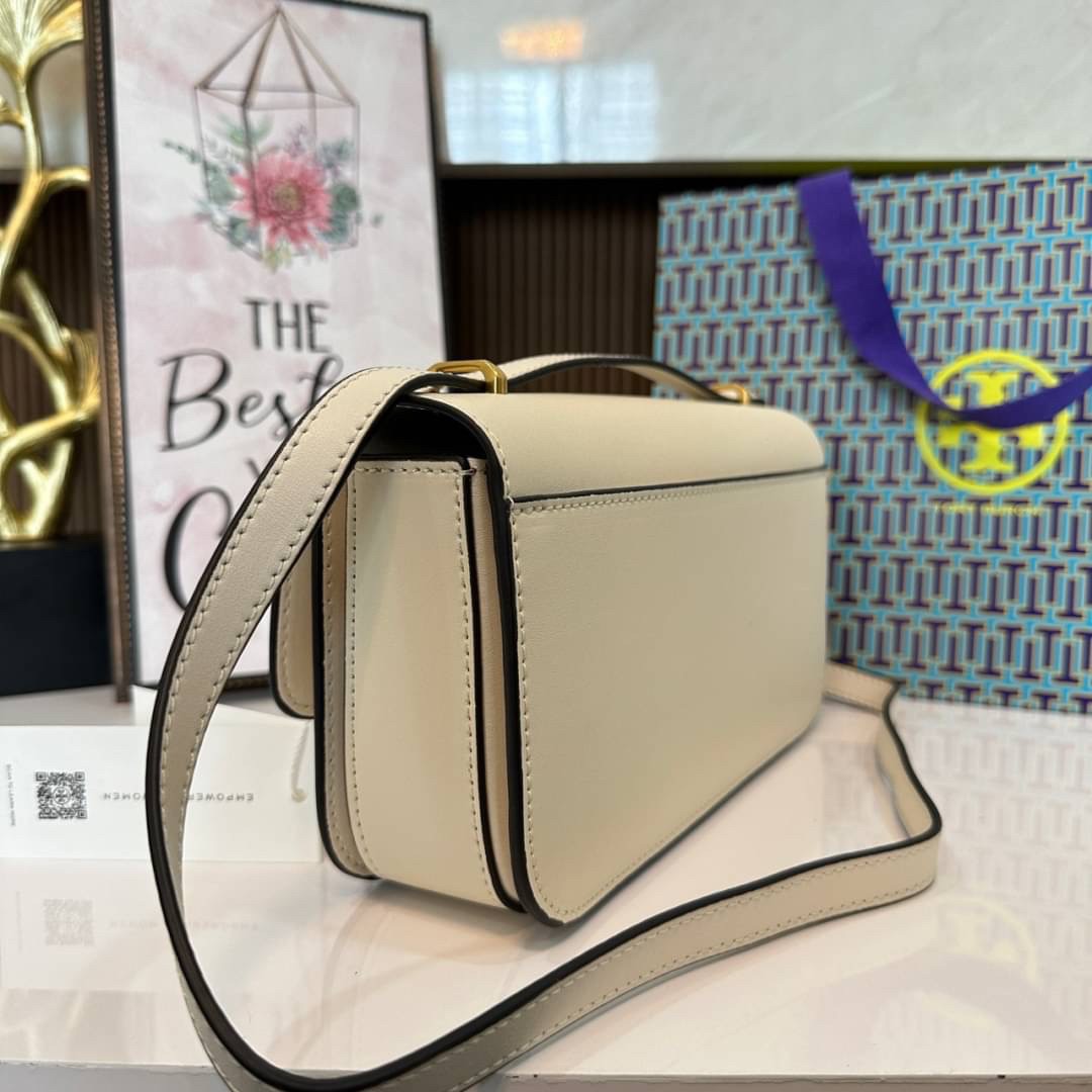 TORY BURCH ELEANOR SMALL LONG CONVERTIBLE SHOULDER กระเป๋าสะพายทรงยาว E/W Eleanor Convertible สูดหรู ดูแพง หนังแท้ เรียบสวยหรู โดดเด่นด้วยป้ายโลโก้สีทอง ลาย Double T อันเป็นเอกลักษณ์ ภายในช่องโล่งกว้างสามารถใส่โทรศัพท์ได้ทุกรุ่น สามารถใส่กระเป๋าสตางค์ใบยา