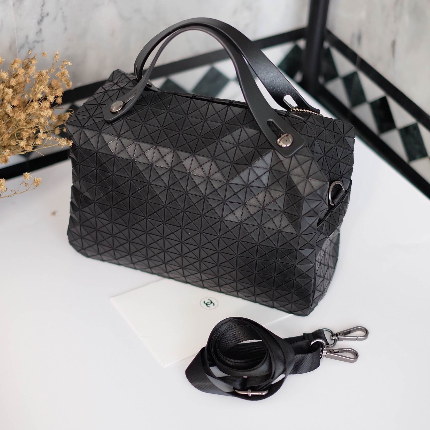 สินค้าขายดีที่สุด ทรงยอดฮิต จากแบรนด์ David Jones สวย น่ารัก ขนาดตอบทุกโจทย์การใช้งาน เห็นแล้วหลงรักเลยคะ ตัวกระเป๋าขนาดกำลังดี จุของคุ้ม สวยมาก ดูแลรักษาง่าย พร้อมสายสะพายยาว ภายในมีช่องซิป และช่องใส่ของจุกจิก 2 ด้าน เลยค่า มีถุงผ้าแบรนด์ให้คะ