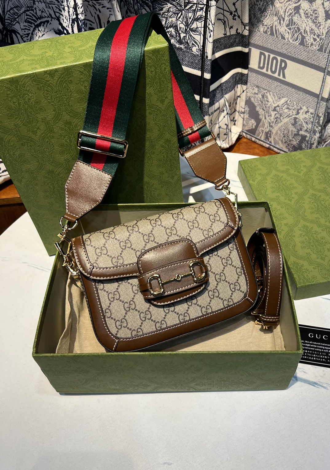 หนังแท้ GUCCI Horsebit 1955 mini bag GG Supreme canvas ที่สุดของรุ่นที่ฮอตหนักมาก คอลเลคชั่นที่ยอดขายดีตั้งแต่วันแรกที่ลง shop ด้วยรูปทรงที่กะทัดรัด ตอบโจทย์ได้ทุกลุค ทุกไลฟ์สไตล์ ใช้งานได้ง่ายคล่องตัว เรียกได้ว่าใครไม่มีได้ยังไง สวยขนาดนี้!!