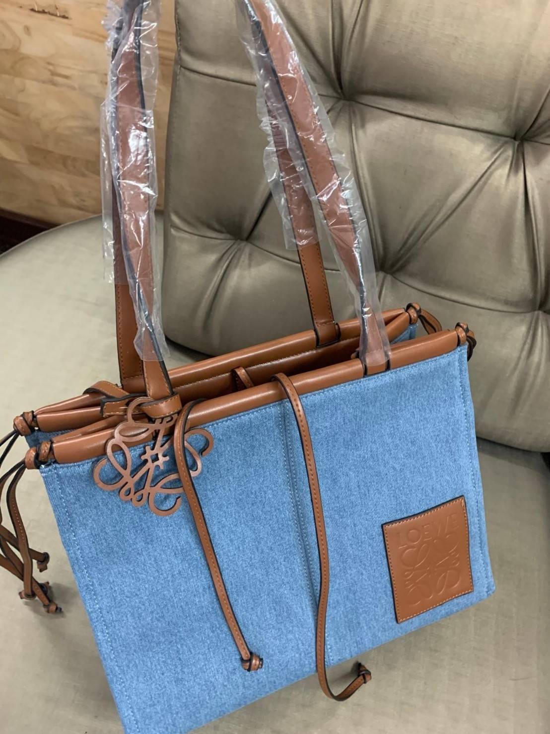 LOEWE TOTE BAG VIP GIFT WITH PURCHASE (GWP) Limited Edition จาก "LOEWE PERFUME DUTYFREE" วัสดุ Canvas&Leather ใบใหญ่ น้ำหนักเบา ภายในโล่งกว้างและจุ ใส่เอกสารA4 หูหิ้วหนังแข็งแรง สะพายไหล่ได้ ด้านหน้ามีโลโก้หนังสีน้ำตาล ด้านข้างสามารถปรับขยายทรงไ