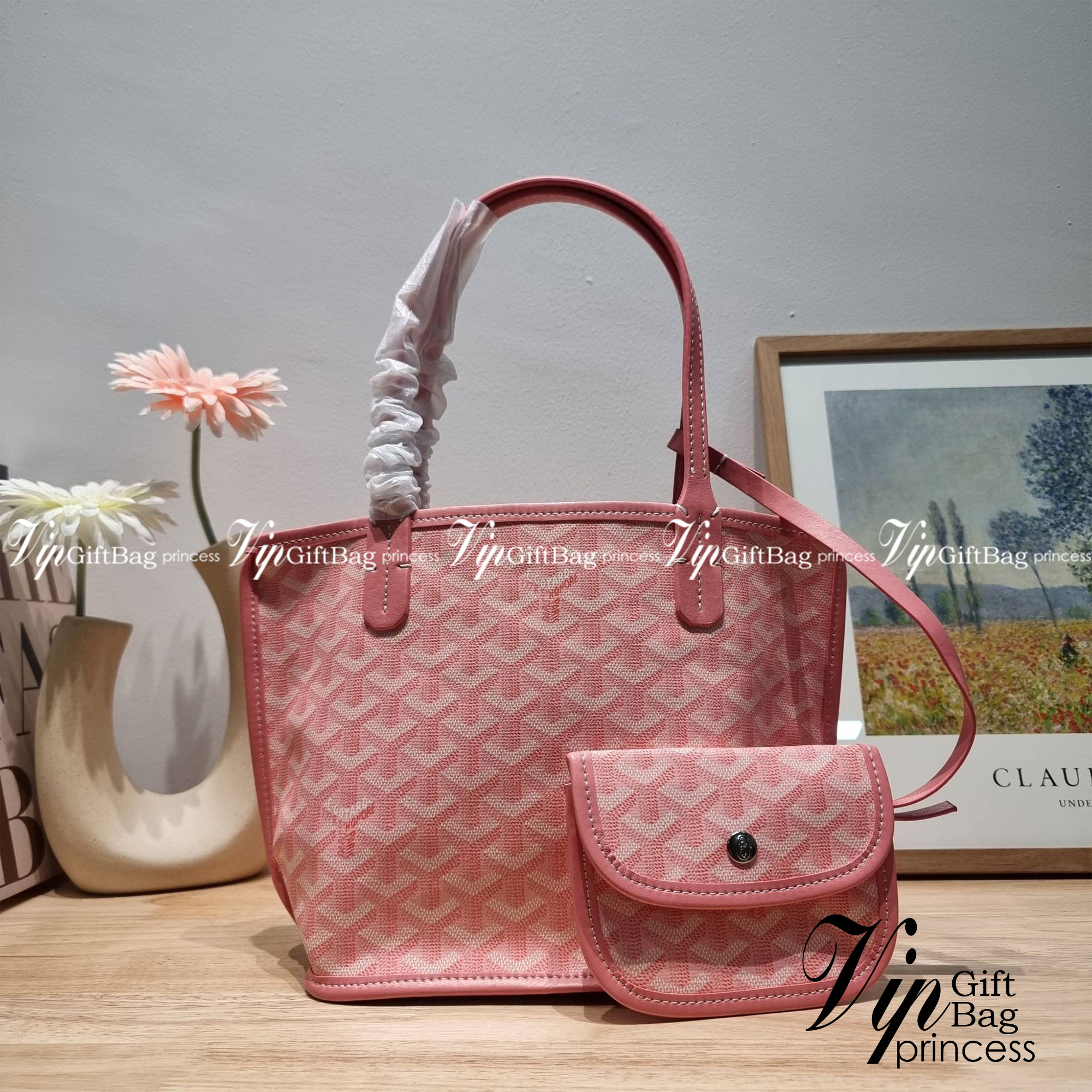 GOYARD MINI ANJOU REVERSIBLE TOTE ฮอตไอเท็ม กับกระเป๋าสะพายทรงโท้ท ไซส์มินิ กะทัดรัดมาก มาครบสีขายดี เลิศทุกสี รูปทรงคลาสสิค ดีไซน์เป็นเอกลักษณ์ ใช้งานได้หลากหลาย สามารถกลับด้านใช้ได้แบบไม่มีเบื่อ