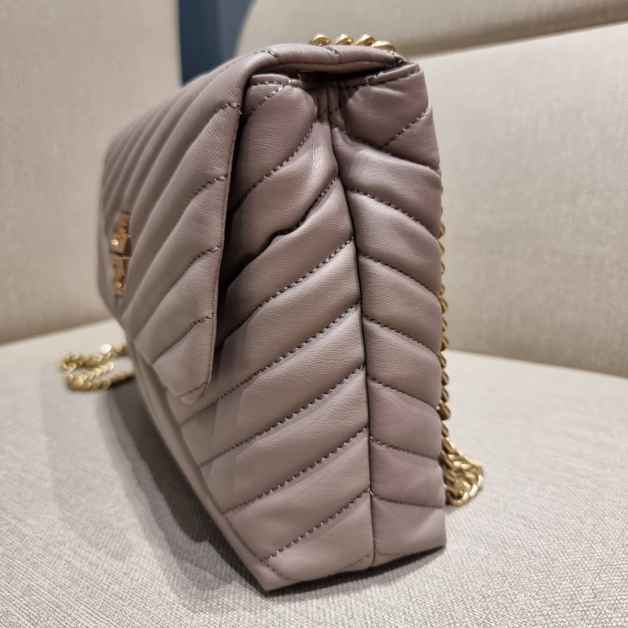 TORY BURCH KIRA CHEVRON CONVERTIBLE SHOULDER BAG กระเป๋าสะพายรุ่นยอดฮิต ไซส์ใหญ่จัดเต็มให้เน้นๆ ใช้ยังไงก็ดูหรู ดีไซน์เฉพาะตัว วัสดุหนังแกะ สัมผัสนิ่ม เปิด-ปิดด้วยกระดุมแม่เหล็ก ภายในเป็นช่องโล่ง แบ่งสัดส่วนไว้ดีมากๆ ใส่กระเป๋าสตางค์ มือถือ เครื่องสำอางค์