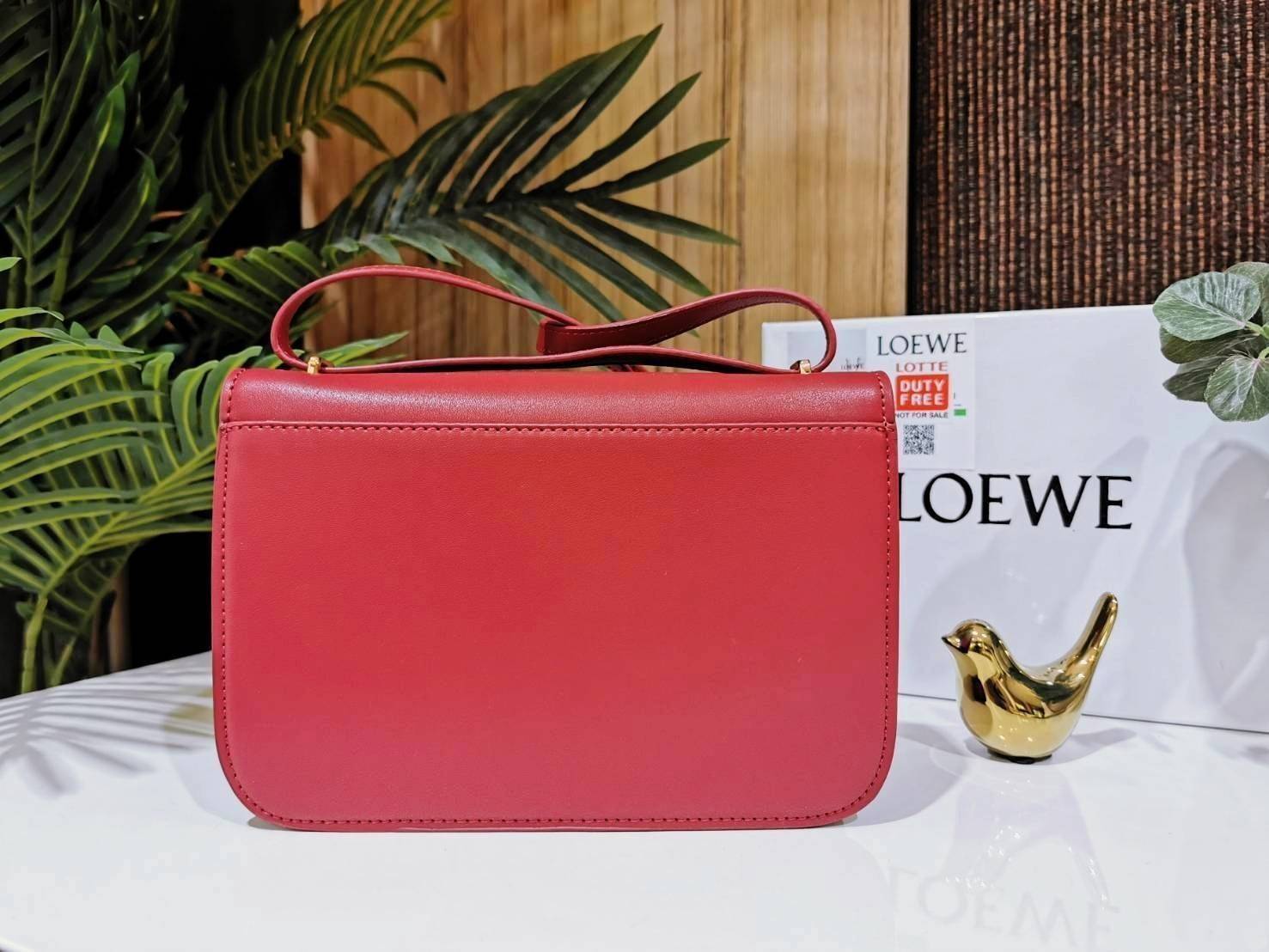 LOEWE CROSSBODYBAG VIP GIFT WITH PURCHASE (GWP) กระเป๋าสะพายพรีเมี่ยมกิ๊ฟ Limited Edition จากน้ำหอม LOEWE DUTY FREE วัสดุหนังแท้ Calf Leather หนังเรียบสวยอยู่ทรงดีไซน์สุดคลาสสิค เปิดปิดด้วยฝาปิดโลโก้แบรนด์อะไหล่ทองหรู ภายในมีช่องแบ่งหลายช่องแยกเป็นสัดส่วน