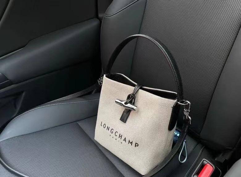 LONGCHAMP Roseau Bucket Bag กระเป๋าทรงถัง ถือหรือสะพายไหล่ได้ วัสดุผ้าฝ้าย แต่งหนังวัวลายนูน มีซับใน ด้านในกระเป๋าซิป1 กระเป๋าเล็ก1 อะไหล่เงิน มีสายยาวถอดสายได้ ปรับระดับไม่ได้ ดาราเซเลปใช้เพียบ รุ่นเดียวกับคุณแอนใช้ Hot Item!!!! ใบจริงสวยมากน้ำหนักเบา จุ