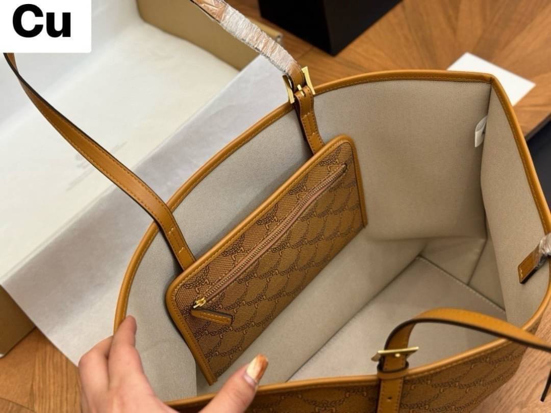 M.C.M MEDIUM HIMMEL SHOPPER IN LAURETOS กระเป๋าทรงโท้ทช้อปปิ้ง เรียบหรู คอลใหม่ พร้อมสีใหม่ ดีไซน์ละมุน น่าใช้มากๆ ก พิเศษสุดกับพวงหนังพร้อมห่วงกุญแจทึ่สามารถห้อยพวงกุญแจน่ารักๆได้