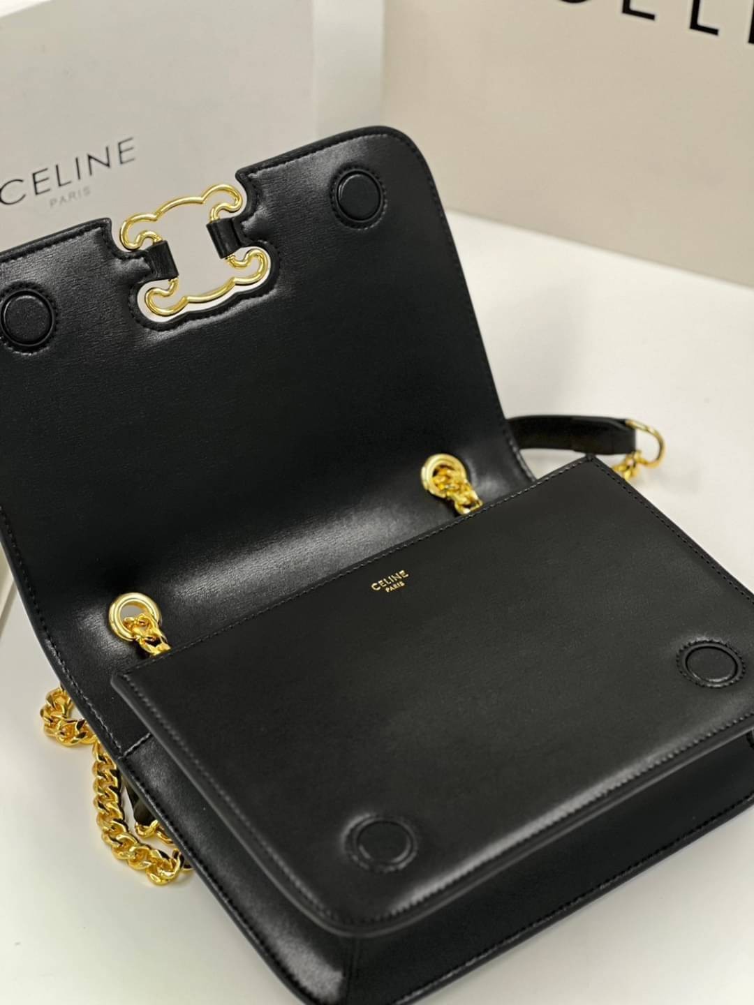CELINE Classique Triomphe Bag in shiny / CELINE TRIOMPHE WITH CHAIN กระเป๋าสะพายทรงกล่องคล้าย Classic Box แต่มีรุ่นใหม่ออกแบบโลโก้สะดุดตาวินเทจ ด้วยดีไซน์ที่ดูโฉบเฉี่ยว