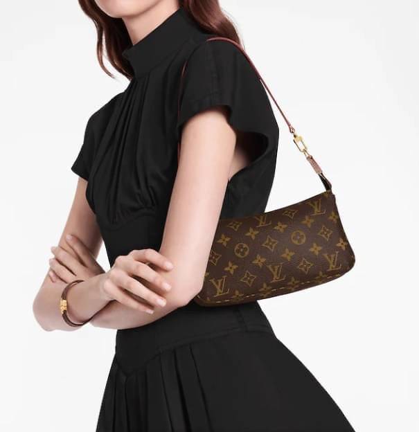น้องน่ารักน่าใช้มากๆค่ะ LOUIS VUITTON POCHETTE ((Premium Gift Lv)) กระเป๋าหิ้ว//คล้องไหล่//สะพายข้าง//หรือถือแบบคลัท ชิลๆได้เลยค่า หนังแกะแท้นิ่มสวย เปิดปิดกระเป๋าแบบซิป ภายในสามารถใส่กระเป๋าเงินใบกลางได้; มือถือได้;พาสปอร์ตได้;ของจำเป็นจุกจิกสาวๆได้เยอะเ