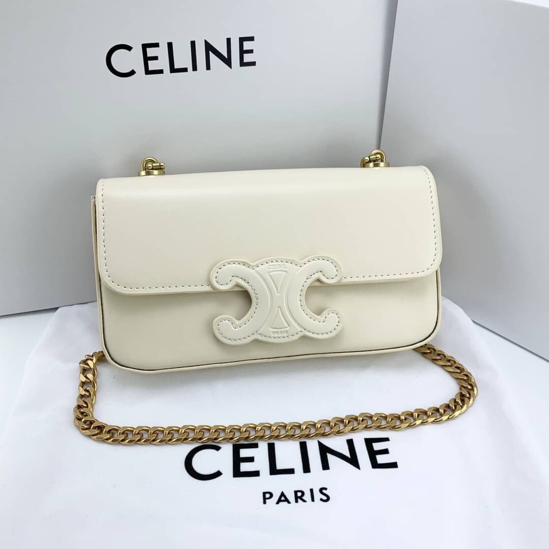 หนังแท้ CELINE CHAIN SHOULDER BAG CUIR TRIOMPHE IN SHINY CALFSKIN ANIS / CELINE TRIOMPHE SHOULDER BAG หนังแท้ทั้งใบสวยหรู แบบใหม่ล่าสุด โลโก้หนังคลาสิกที่สุดค่ะ จุของได้กำลังดี เหมาะกับสาวๆในวันที่อยากครอสบอดี้ชิลๆ ห้ามพลาดค่ะ!