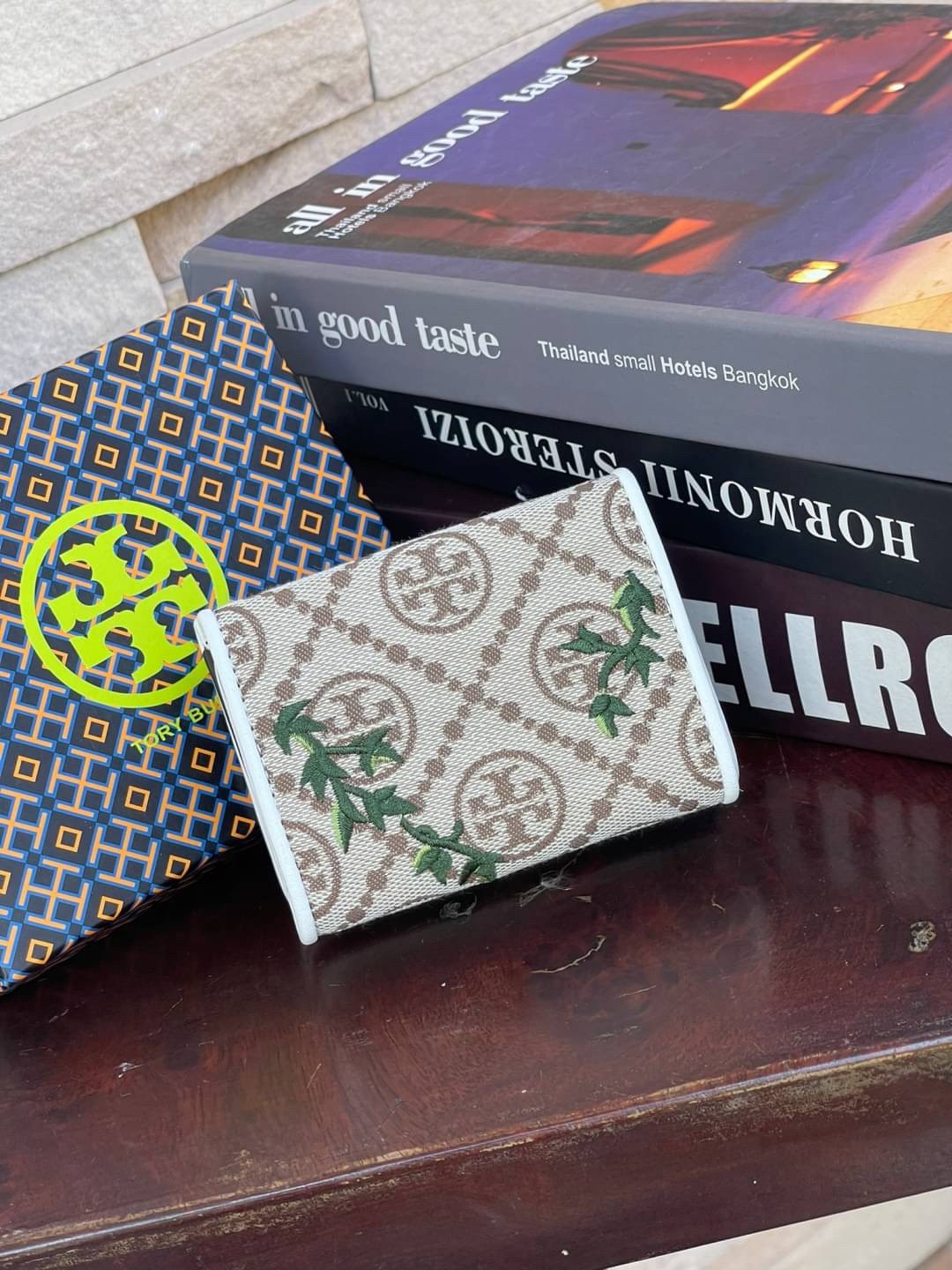 ของแท้ 💯% 】Tory burch T monogram jacquard embroidered mini wallet สวยงามด้วยดีไซน์ กระเป๋า T Monogram สำหรับสาว ๆ ที่ไม่ชอบจัดเก็บของต่าง ๆ ในกระเป๋าสตางค์มากนัก ต้องถูกใจกระเป๋ารุ่นนี้แน่นอน