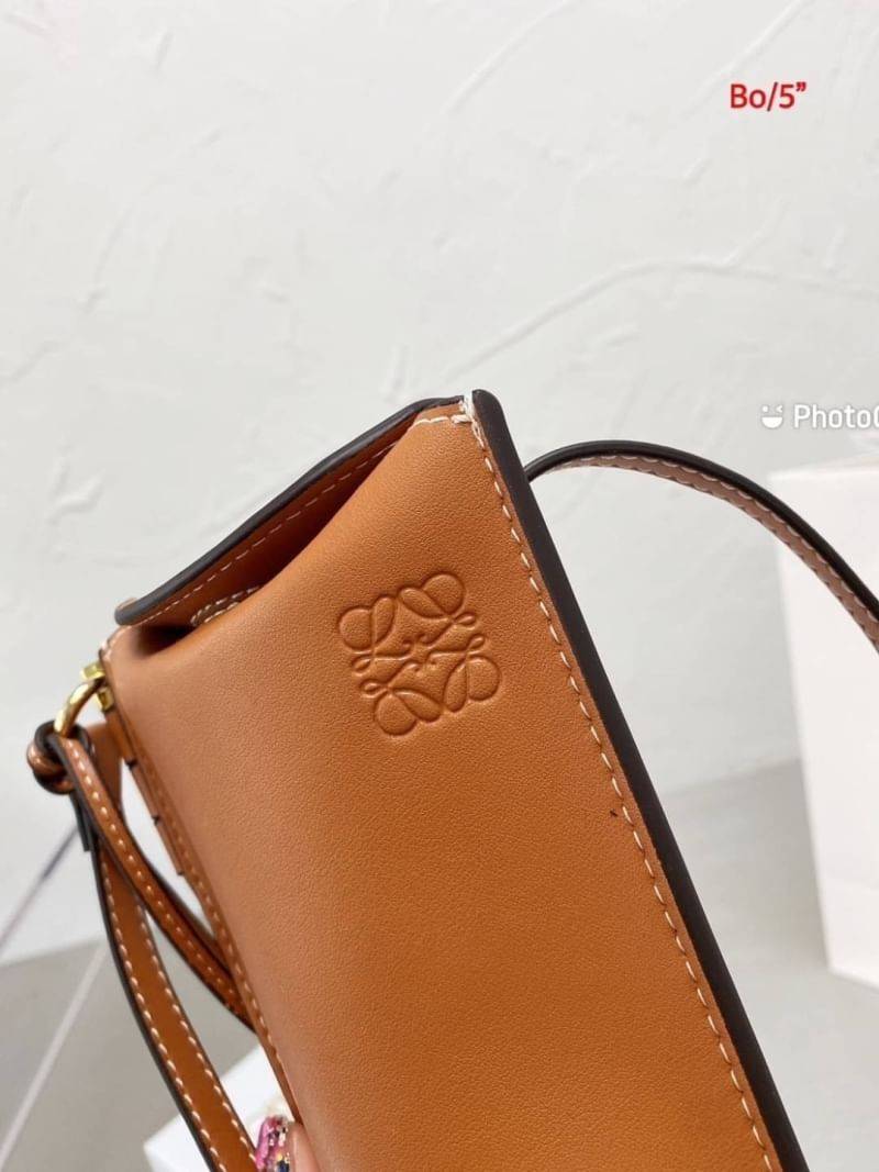 Loewe Pocket Shoulder Bag / LOEWE MINI CROSSBODY BAG / Loewe Phone Bag รุ่นยอดฮิต ไซส์มินิ ที่ใครๆก็ต้องรู้จัก!! กับกระเป๋าสะพายเอนกประสงค์ สำหรับถนอมโทรศัพท์มือ หรือจะประยุกต์ใช้ใส่เงิน พกแทนกระเป๋าสตางค์ก็สะดวก