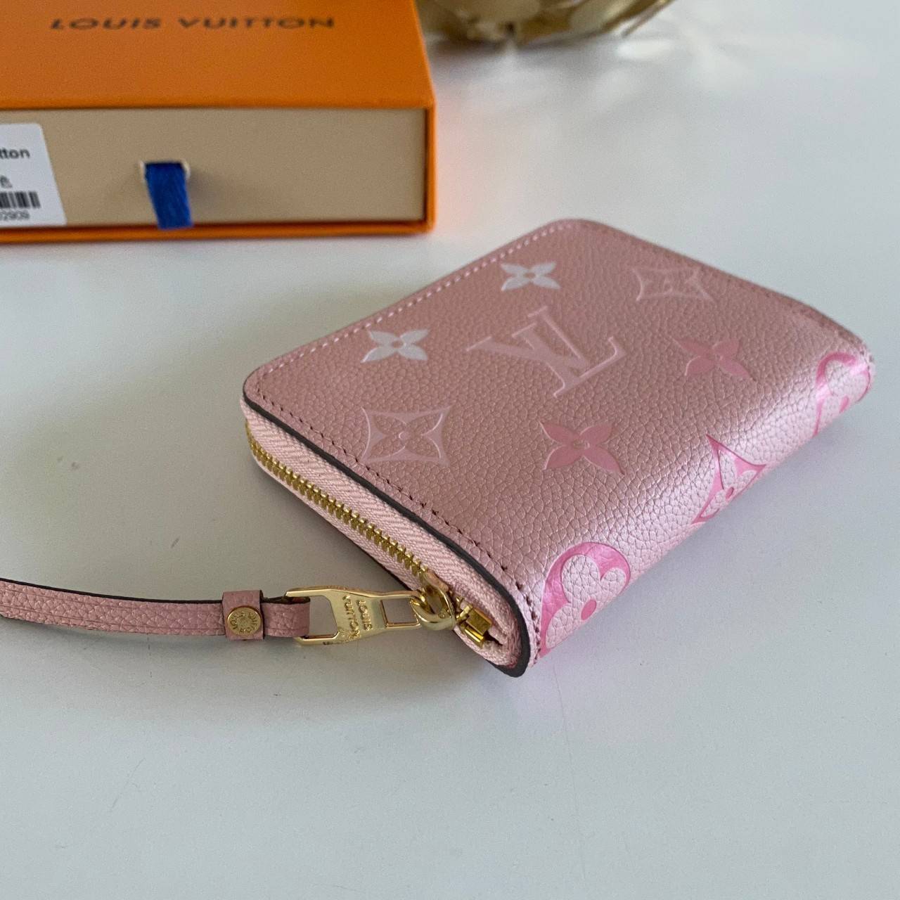 พรีเมี่ยมกิ๊ฟแท้ 100% 】Louis Vuitton wallet zippy หนังแท้ กระเป๋าซิปใบสั้น ใบเล็กน่ารัก พกพาสะดวก ด้านในมีช่องใส่บัตร ใส่แบงค์ มีช่องซิปใสเหรียญ น่ารักสุดๆ