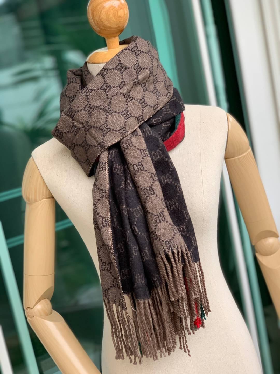 Gucci Classic Print Scarf แบรนด์ดังจากประเทศอิตาลี ด้วยงานพรีเมี่ยมกิ้ฟ ส่งมอบความรู้สึกดีๆให้กับคนที่คุณรัก ในรูปแบบผ้าพันคอและผ้าคลุมไหล่ผืนใหญ่สีสันไม่ฉูดฉาด เหมาะกับชุดที่เป็นทางการหรือลำลองก็ได้ เป็นผ้าที่ให้ความอบอุ่น ถักทอด้วยผ้าcashmere ผ้าเนื้อดี