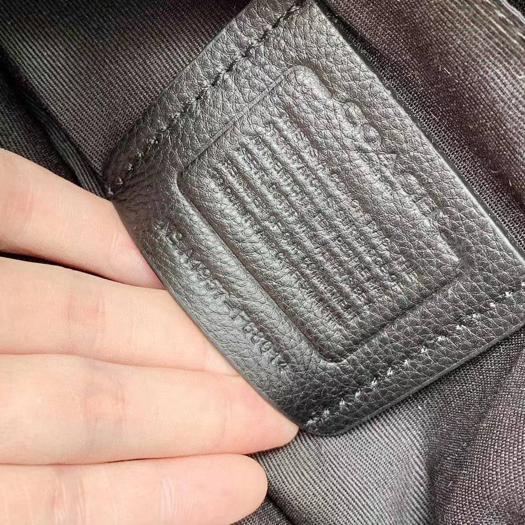 COACH HOUSTON FLIGHT BAG Calf Leather Black Smooth calf leather พร้อมส่งอีกครั้ง! กระเป๋าสะพายแบบครอสบอดี้ร์ของคุณผู้ชาย หนังแท้ ลายหนังสวย ด้านหน้ามีช่องซิปให้หนึ่งช่อง ช่องหลักกว้างใส่สัมภาระได้จุค่ะ พร้อมช่องเล็กใส่ของจุกจิกอีก3ช่องค่ะ สายสะพาย