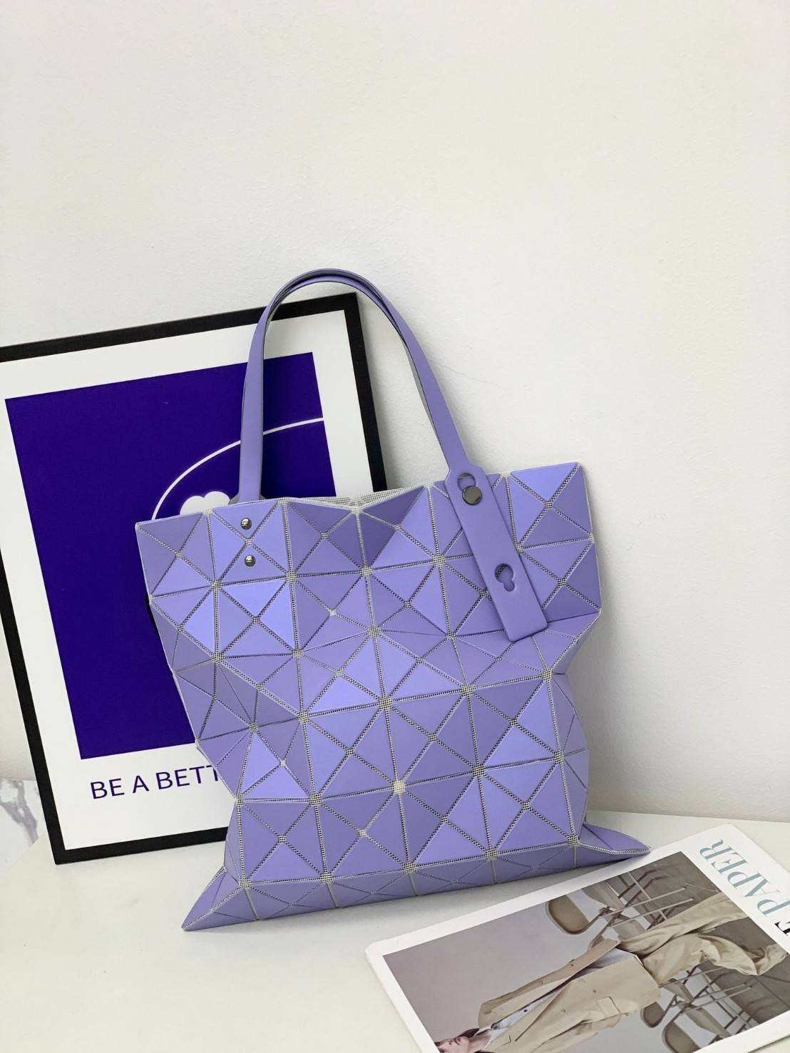 ORIGINAL 🌸 BAO BAO ISSEY MIYAKE LUCENT 6X6 matte tote bag เป็นซีรีส์ที่โดดเด่นด้วยโทนสีสว่าง โดดเด่นด้วยลักษณะต่างๆ เช่น ตาข่ายสว่างที่มองเห็นได้ผ่านช่องว่างระหว่างชิ้นสามเหลี่ยม