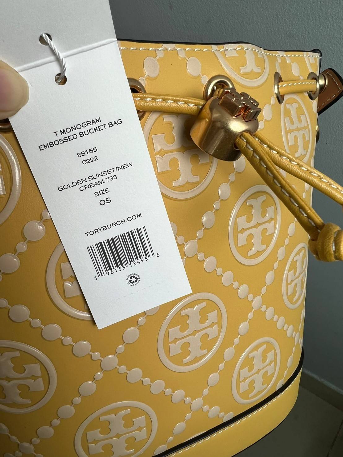 Medium : Tory Burch T Monogram Embossed Bucket Bag กระเป๋าถือหรือสะพายไหล่ ประดับด้วยลวดลายอันเป็นสัญลักษณ์ของแบรนด์ ถูกประดิษขึ้นด้วยความพิถีพิถันวัสดุหนังอย่างดี ด้านในบุด้วยหนังไมโครซูแอคเนื้อนุ่มทำความสะอาดง่าย กระเป๋าผ่าหลังด้านนอก1ช่อง ด้านใน 1ช่อง 
