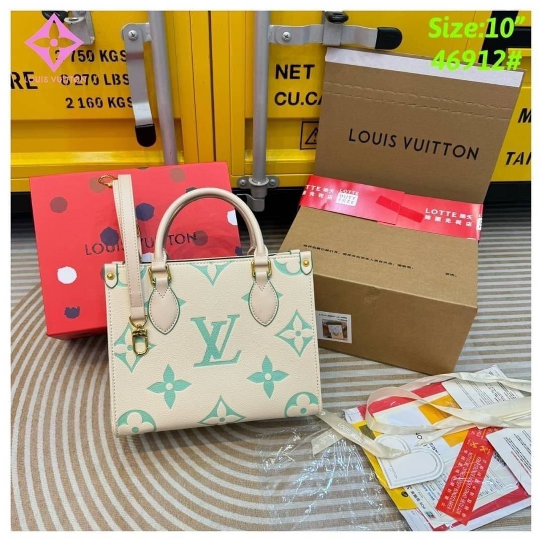 LV OnTheGo PM Bicolor Monogram Empreinte Leather tote bag กระเป๋าทรงโท้ทสีใหม่สวยหวาน โทนพาสเทลให้ความรู้สึกสดชื่นผ่อนคลาย เสมือนสายลมเย็นๆ ในวันต้นฤดูใบไม้ผลิ ที่ใครเห็นต้องเป็นหลงรัก ใช้งานได้ไม่มีเบื่อ