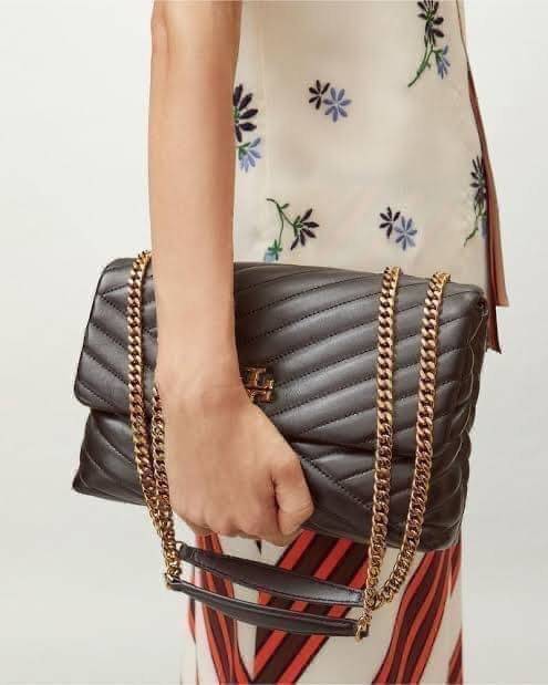 Large : Tory Burch Kira Chevron Quilted Convertible Leather Crossbody Bag เป็นกระเป๋าที่ใช้ในการออกงานสำคัญหรือวันที่มีปาร์ตี้สังสรรค์ คุณควรเลือกใช้กระเป๋าที่มีดีไซน์สะดุดตา เพราะจะช่วยยกระดับและเพิ่มเสน่ห์ให้กับตัวคุณเองมากยิ่งขึ้น หากเป็นงานทางการ เช่น