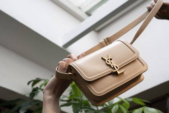 YSL SOLFERINO SATCHEL LEATHER / Yves Saint laurent crossbody bag กระเป๋าสะพายข้าง โลโก้โดดเด่น ดีเทลดูแพงด้วยตัวล็อค ใช้งานง่าย แน่นหนา วัสดุหนังแท้เต็มใบ ภายในเป็นช่องโล่ง ใส่ของสำคัญได้เลยสบายๆ สายสะพายครอส ปรับใช้ได้ตามตัว ใบจริงสวยคม ราคาสุดคุ้มพร้อม 