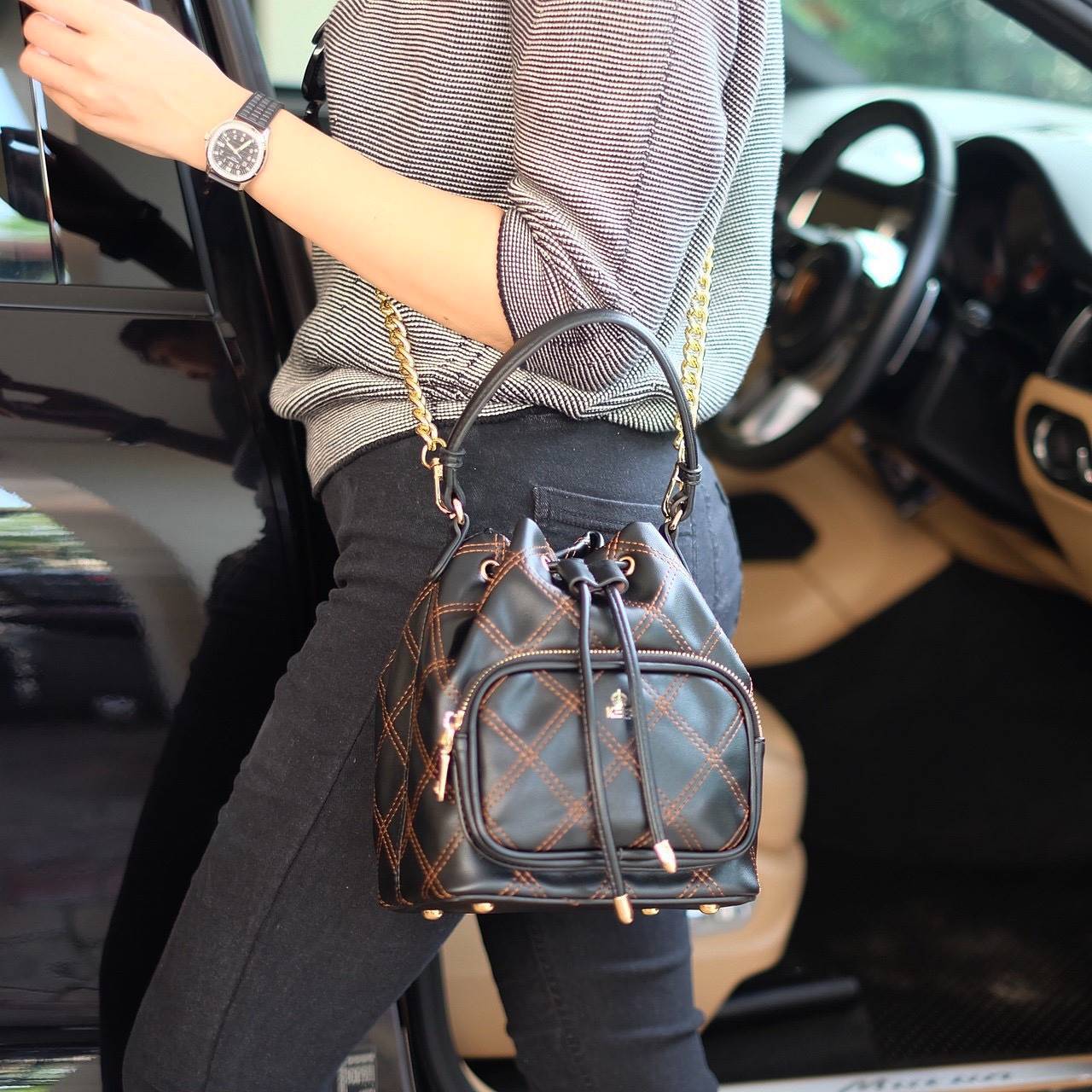 รุ่นใหม่ล่าสุด สวยมากๆค่า รุ่น New KEEP Minny bucket bag ทรงเก๋ สวย น่ารัก ขนาดตอบทุกโจทย์การใช้งาน เห็นแล้ว *หลงรักเลยคะ *ใบนี้ซื้อ1ได้ถึง2 มีกระเป๋าใส่ของใบเล็กด้านในให้อีก 1 ใบนะคะ 🌲ตัวกระเป๋าขนาดกำลังดีหนังเนื้อดีนิ่มมากๆคะ ดูแลรักษาง่าย ด้านใ