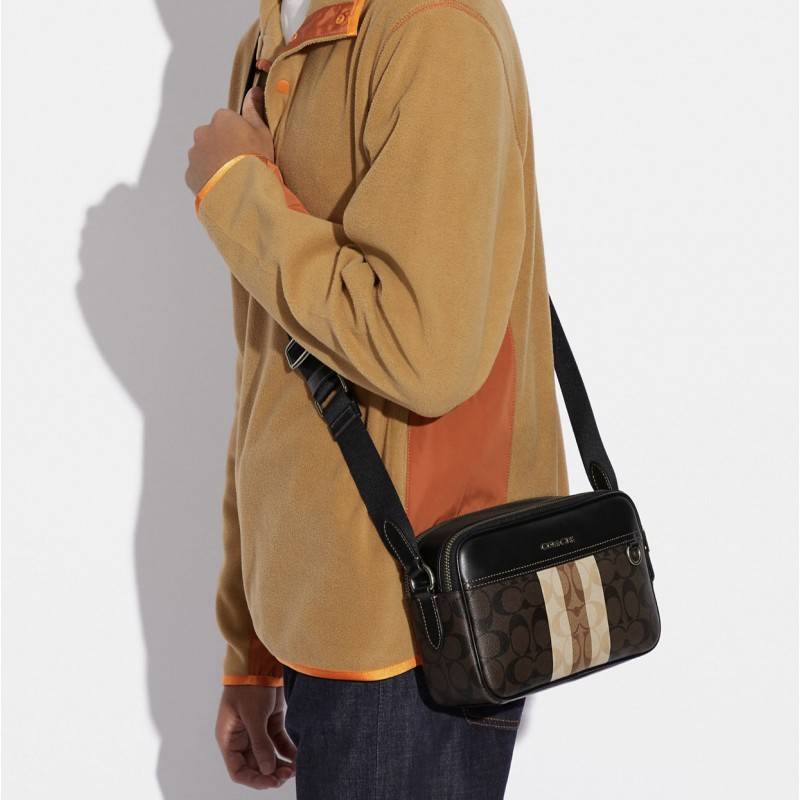 COACH GRAHAM CROSSBODY IN BLOCKED SIGNATURE CANVAS WITH VARSITY STRIPE C9965 อีกหนึ่งกระเป๋าครอสบอดี้รุ่นยอดฮิตสำหรับหนุ่มๆ ที่สาวๆก็ใช้ได้!! ดีไซน์ใหม่เพิ่มดีเทลความแพงไปอีก รูปทรงคลาสสิค ใช้งานสะดวก ง่ายต่อชีวิต วัสดุหนังแคนวาสเคลือบลายสลับหนังแท้ ด้านห