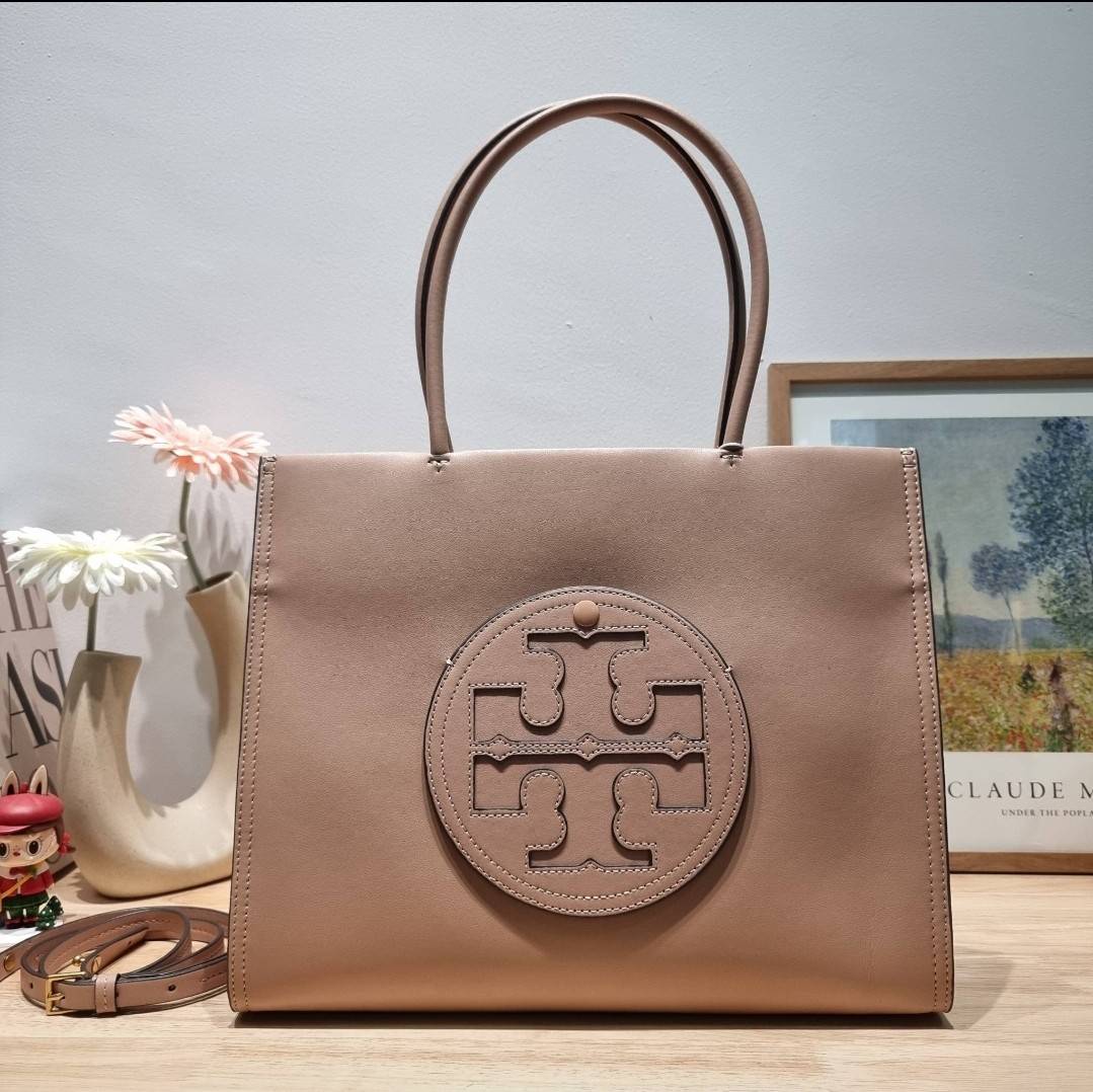 TORY BURCH ECO ELLA TOTE BAG / TORY TOTE BAG พร้อมส่ง 3 สี กระเป๋าสะพายทรงโท้ท ขนาดกำลังสวย จุของได้เต็มที่ รูปทรงคลาสสิคชวนใช้ โดดเด่นด้วย patch โลโก้ คอลเลคชั่นน้องใหม่ ส่งมาให้สาวๆได้ใจฟูอีกหนึ่งไอเท็ม