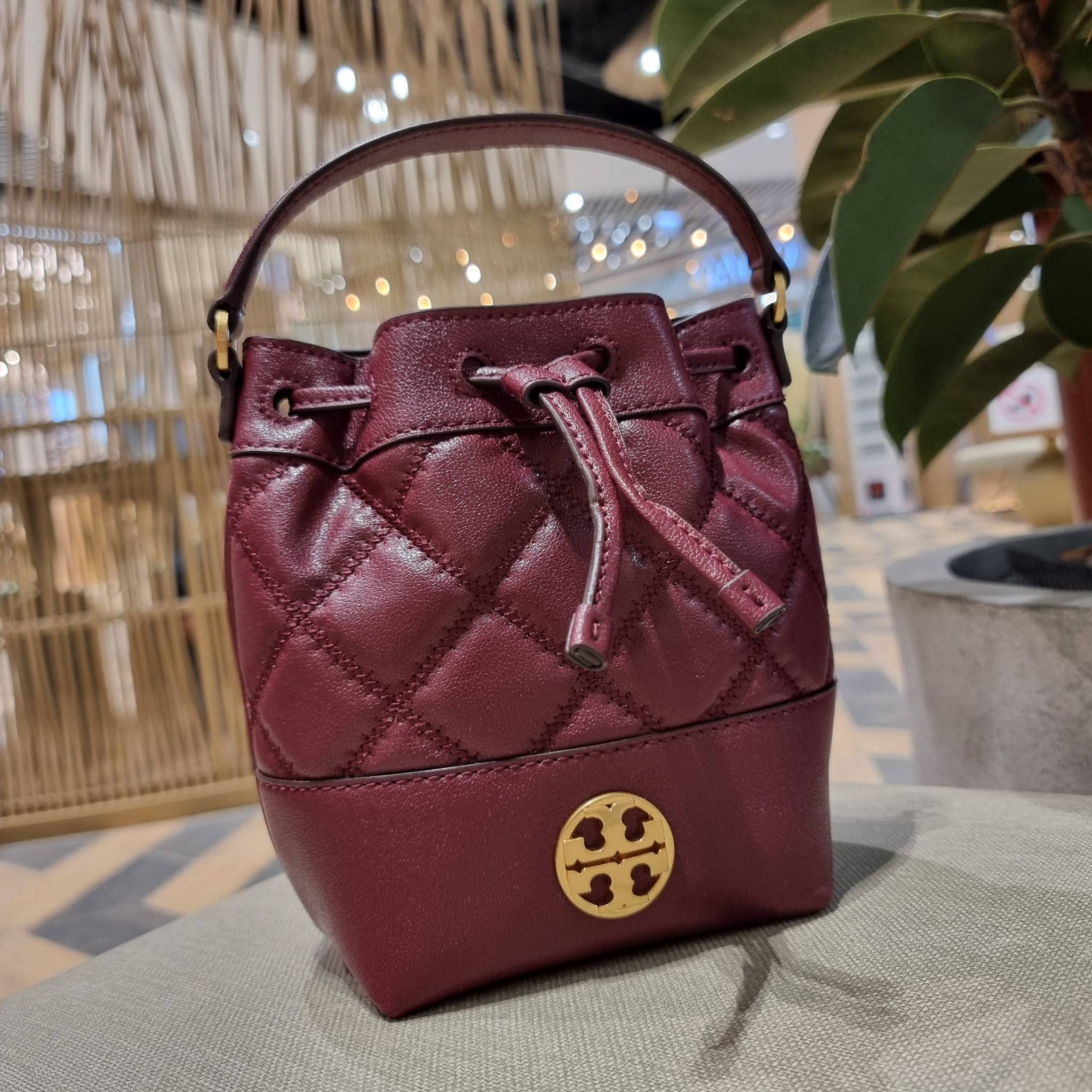 TORY BURCH WILLA MINI BUCKET BAG NEW ARRIVAL สุดปัง กระเป๋าสะพายทรงบัคเก็ต สวยผู้ดี โดดเด่นด้วยโลโก้สีทองดูหรู อัพลุคผู้ดี๊ผู้ดี วัสดุหนังแท้ ดีไซน์บุนวม เส้นคมดีเทลหรู เปิด-ปิดหนังรูดปากกระเป๋า มีหูหิ้วในตัว คล้องแขนเก๋ๆ ภายในเป็นช่องโล่ง มีช่องย่อย ใส่ข