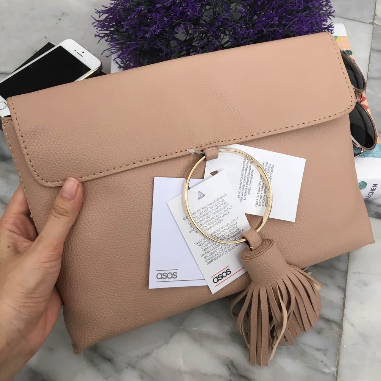 Best Item ! ASOS Clutch bag with Ring รุ่นหายาก 🌼 กระเป๋าสะพาย ลายหนังหรูมาก ตัวกระเป๋าขนาดกะทัดรัด ประดับพู่และวงแหวนสีทอง เก๋มากๆคะ พร้อมช่องใส่จองจุกจิก น้ำหนักเบา เข้ากับชุดได้ง่าย ถือ ออกงานParty ได้สบายเลย แถมสีเข้ากับชุดง่ายมาก ใบนี้ Don&apo